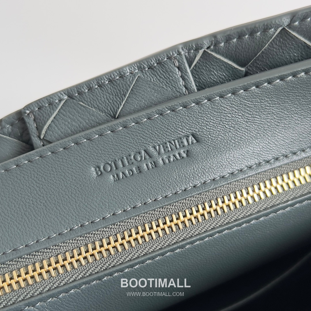 Bottega Veneta Andiamo Intrecciato Leather Chain Shoulder Bag with Brass Chain Detail 보테가베네타 안디아모 인트레치아토 가죽 체인 숄더백 황동 체인 25cm 9