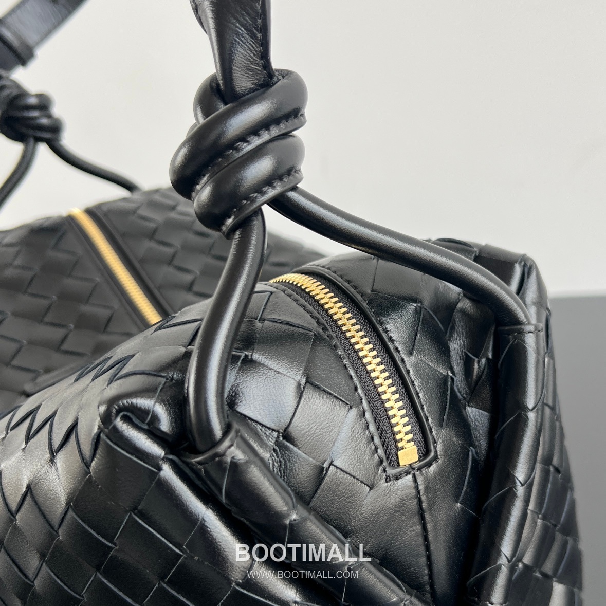 Bottega Veneta Loop Intrecciato Leather Camera Bag with Knot Handle Detail 보테가베네타 루프 인트레치아토 가죽 카메라백 매듭 핸들 38cm 5