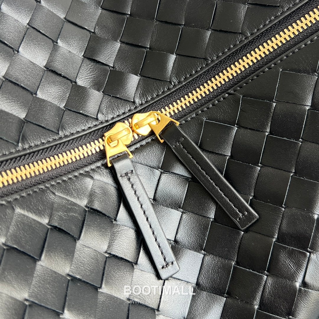 Bottega Veneta Loop Intrecciato Leather Camera Bag with Knot Handle Detail 보테가베네타 루프 인트레치아토 가죽 카메라백 매듭 핸들 38cm 6