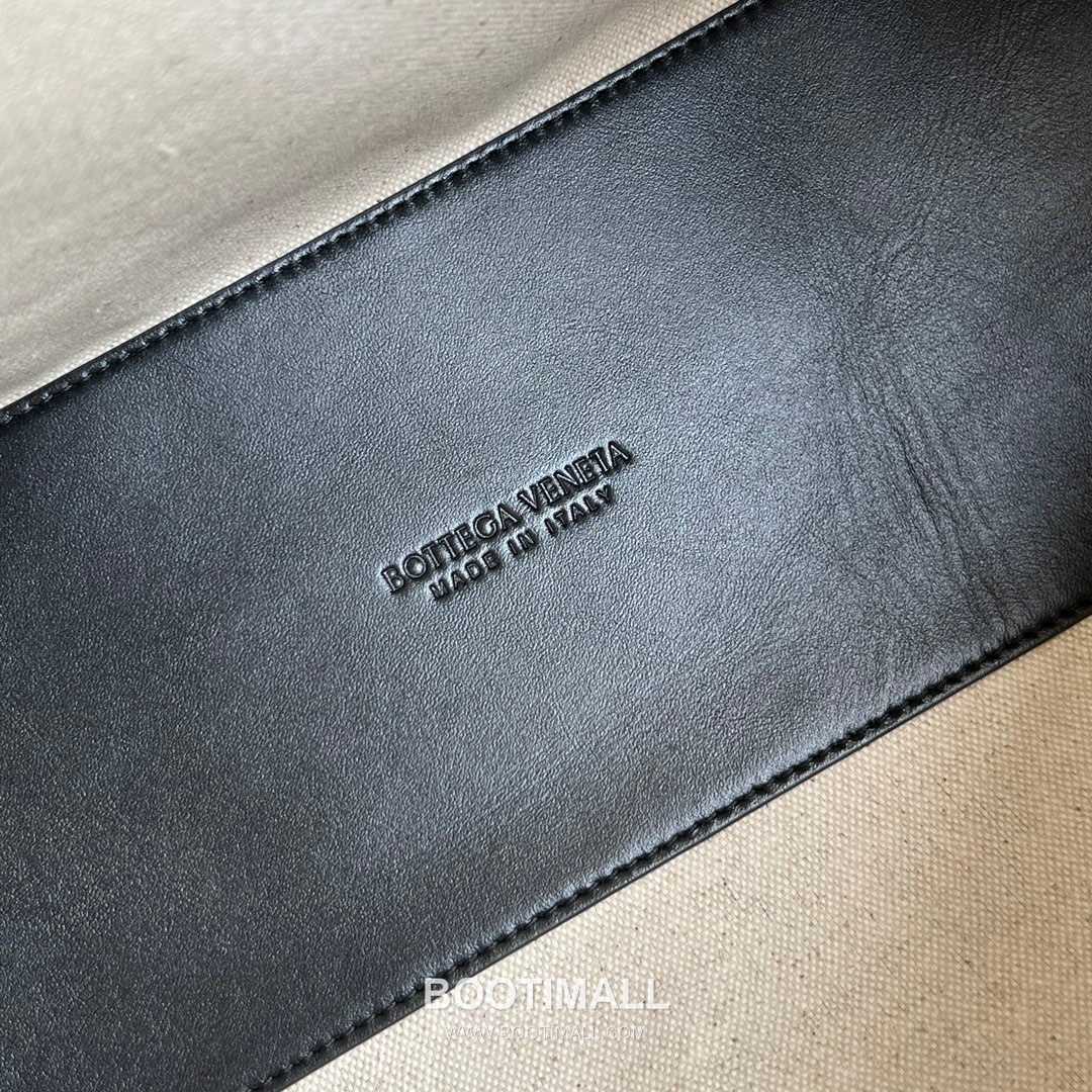 Bottega Veneta Loop Intrecciato Leather Camera Bag with Knot Handle Detail 보테가베네타 루프 인트레치아토 가죽 카메라백 매듭 핸들 38cm 8