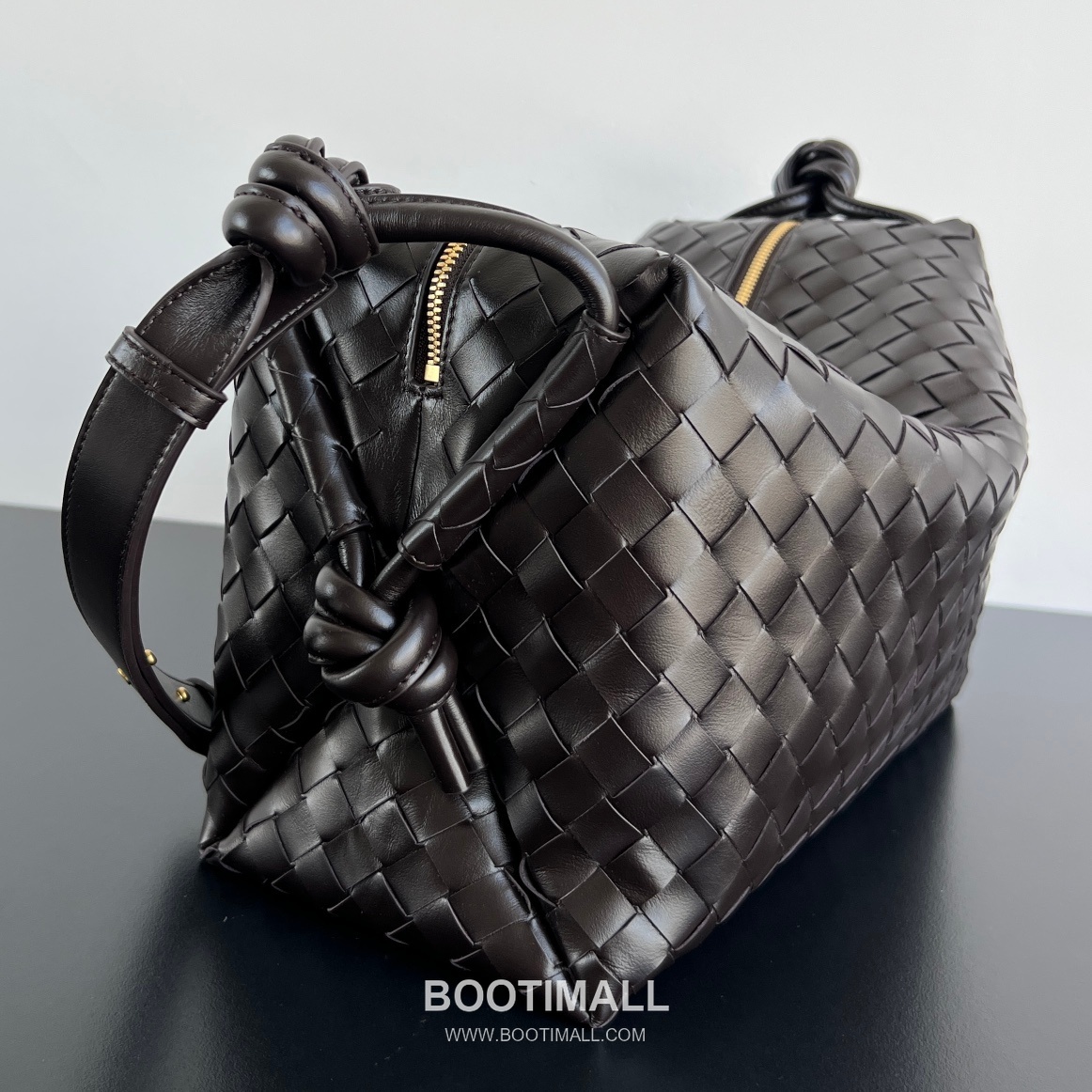 Bottega Veneta Loop Intrecciato Leather Camera Bag with Knot Handle Detail 보테가베네타 루프 인트레치아토 가죽 카메라백 매듭 핸들 38cm 4