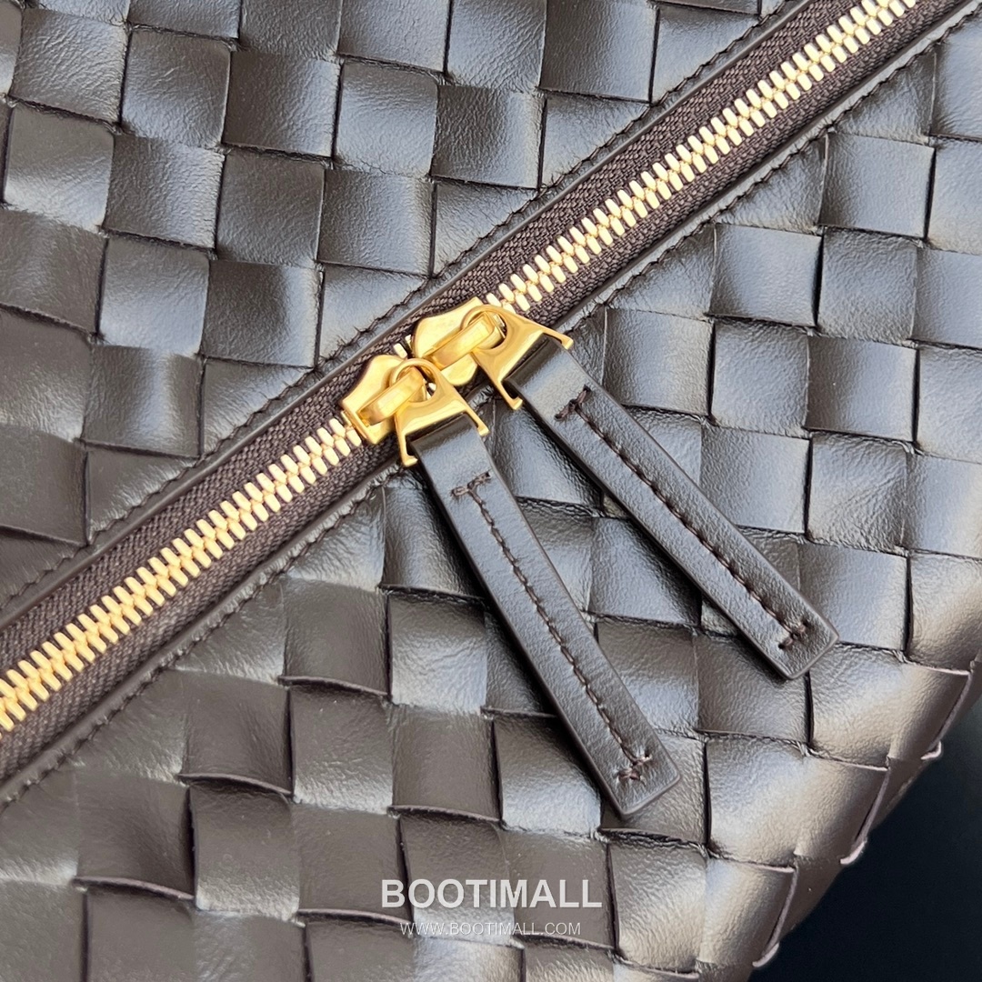 Bottega Veneta Loop Intrecciato Leather Camera Bag with Knot Handle Detail 보테가베네타 루프 인트레치아토 가죽 카메라백 매듭 핸들 38cm 5