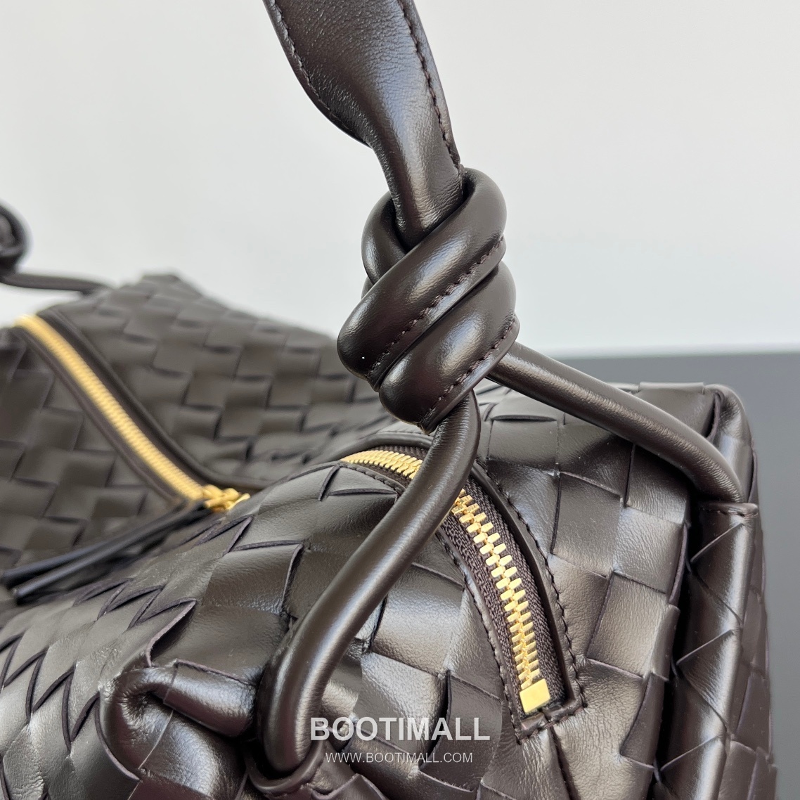 Bottega Veneta Loop Intrecciato Leather Camera Bag with Knot Handle Detail 보테가베네타 루프 인트레치아토 가죽 카메라백 매듭 핸들 38cm 6