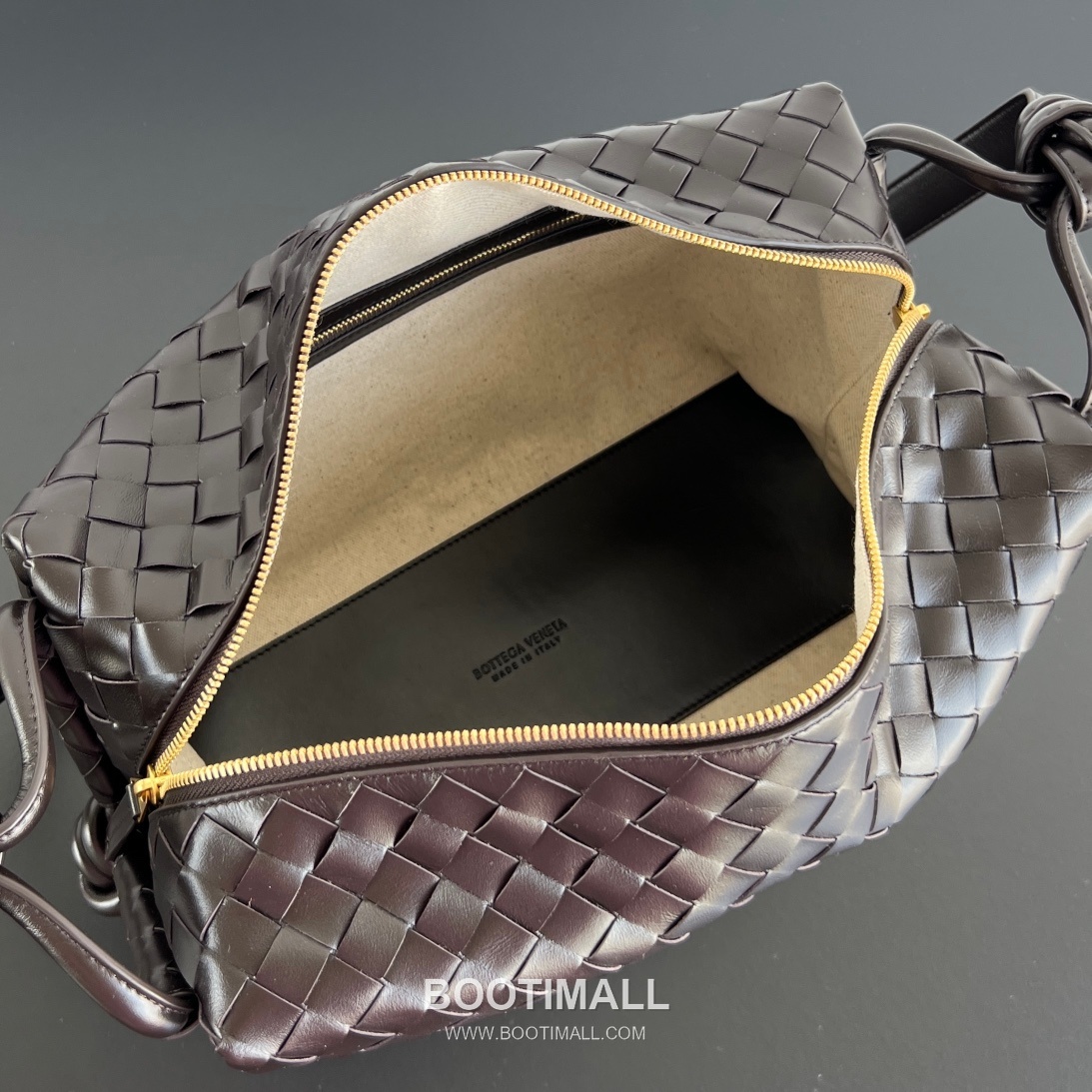 Bottega Veneta Loop Intrecciato Leather Camera Bag with Knot Handle Detail 보테가베네타 루프 인트레치아토 가죽 카메라백 매듭 핸들 38cm 7