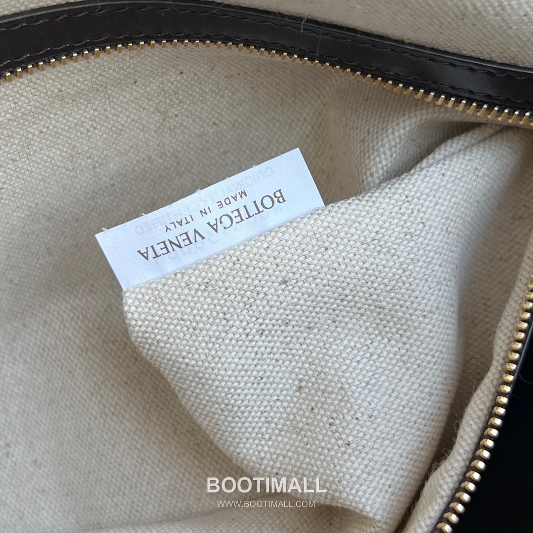 Bottega Veneta Loop Intrecciato Leather Camera Bag with Knot Handle Detail 보테가베네타 루프 인트레치아토 가죽 카메라백 매듭 핸들 38cm 9