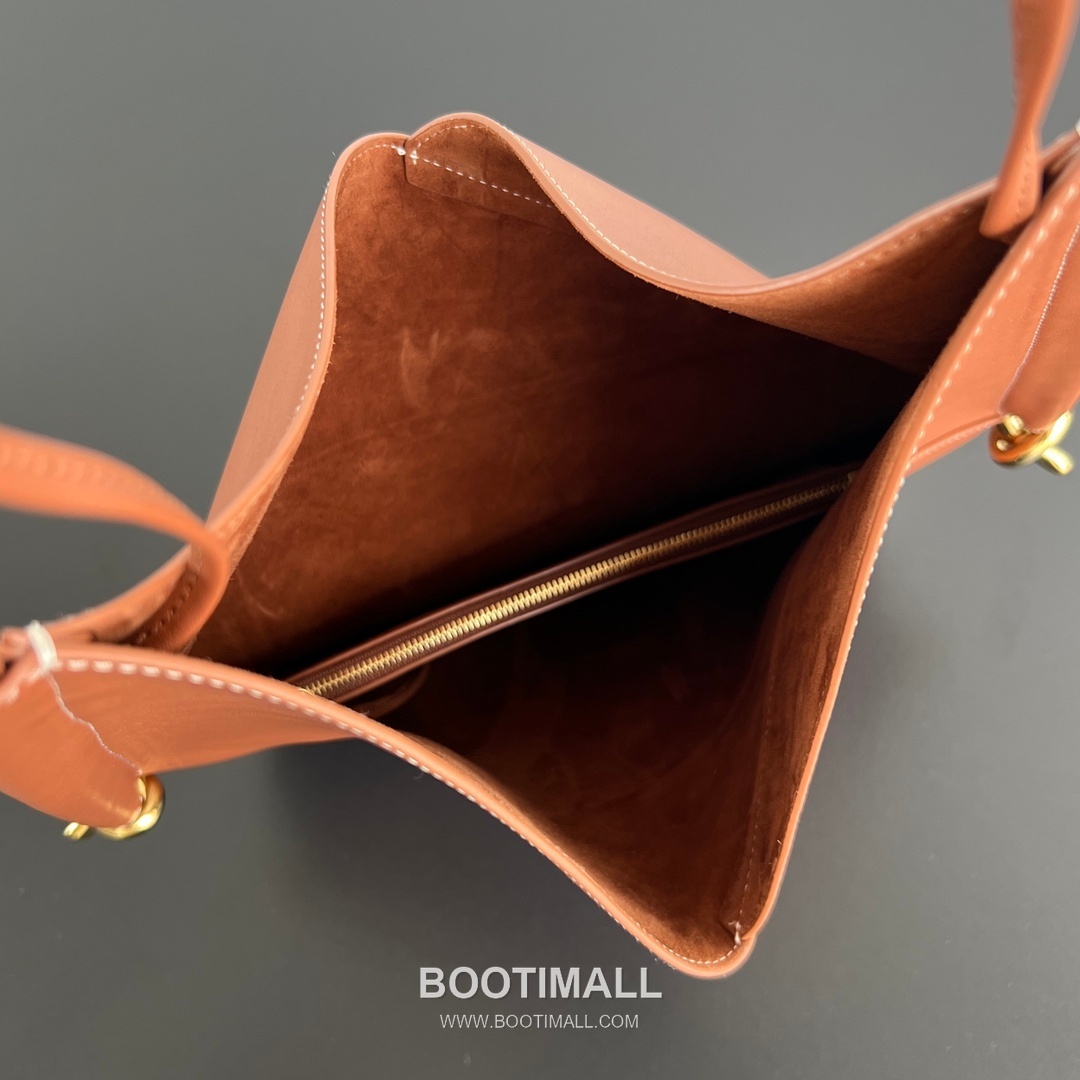 Bottega Veneta Solstice Calfskin Tote Bag with Inner Pouch Detail 보테가베네타 솔스티스 송아지 가죽 토트백 이너 파우치 44cm 4