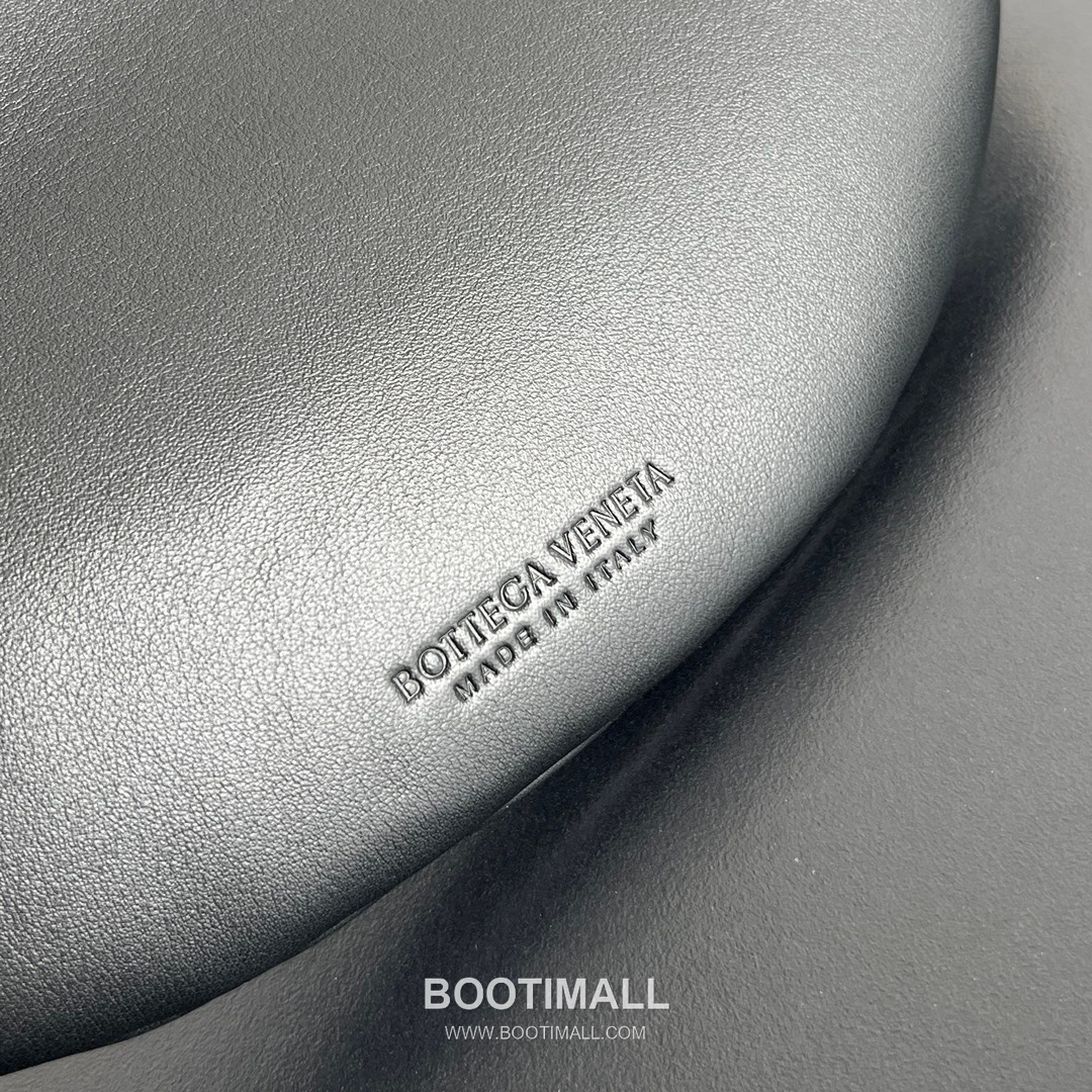 Bottega Veneta Solstice Calfskin Tote Bag with Inner Pouch Detail 보테가베네타 솔스티스 송아지 가죽 토트백 이너 파우치 44cm 4