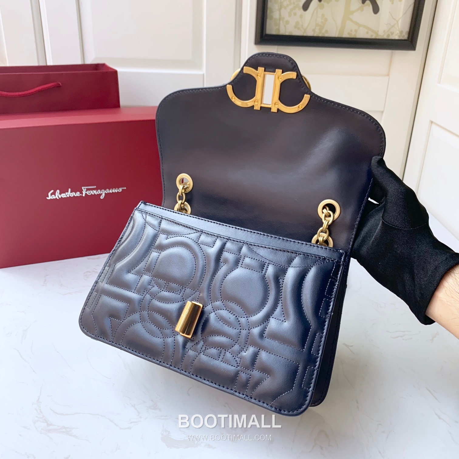 Salvatore Ferragamo Gancini Quilted Calfskin Flap Shoulder Bag with Chain Strap 살바토레페라가모 간치니 퀼팅 카프스킨 플랩 체인 숄더백 21H168 25cm 3