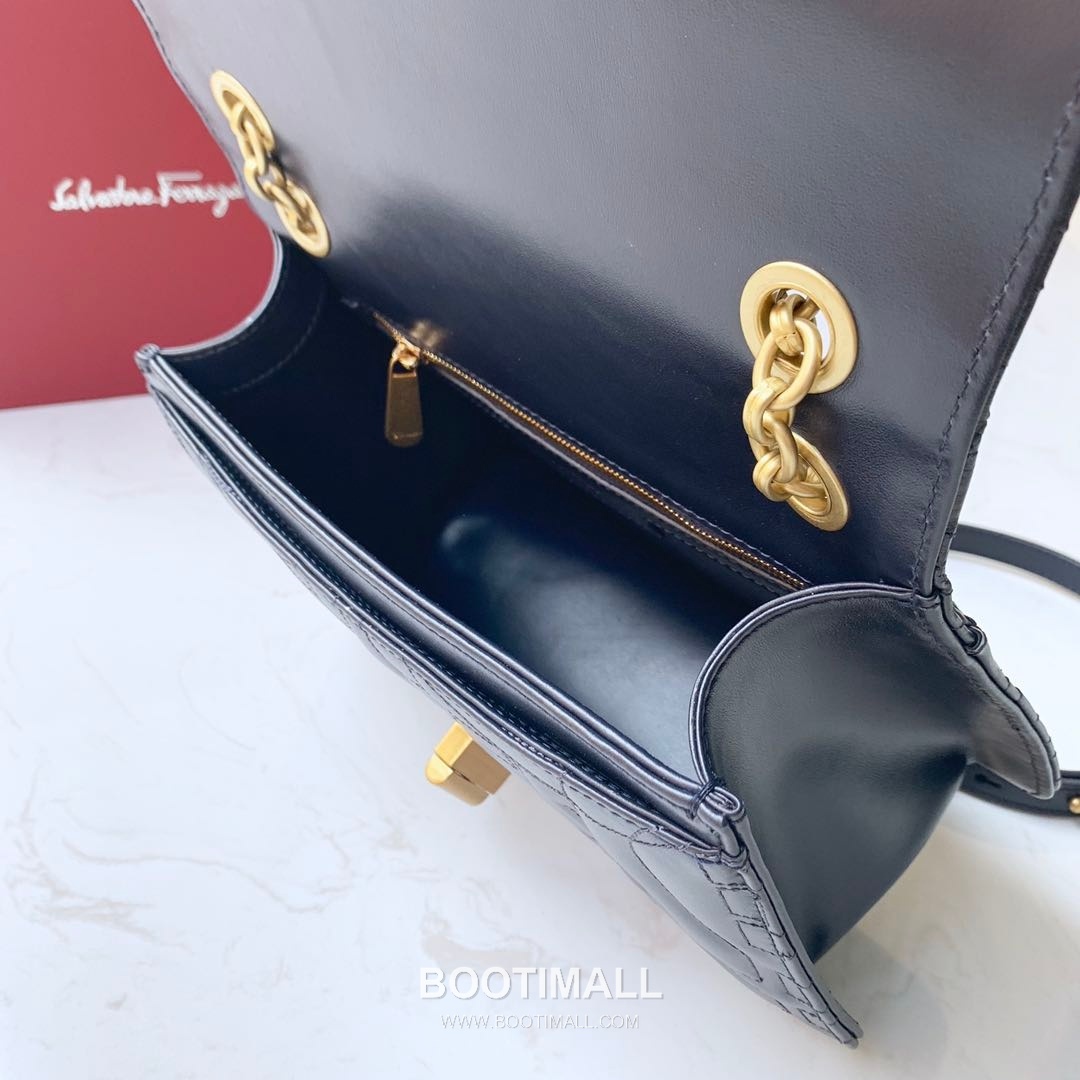 Salvatore Ferragamo Gancini Quilted Calfskin Flap Shoulder Bag with Chain Strap 살바토레페라가모 간치니 퀼팅 카프스킨 플랩 체인 숄더백 21H168 25cm 4