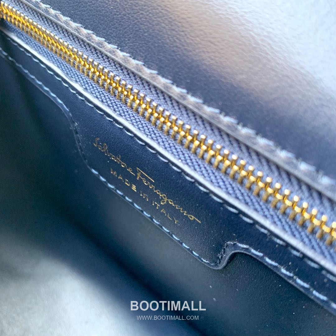 Salvatore Ferragamo Gancini Quilted Calfskin Flap Shoulder Bag with Chain Strap 살바토레페라가모 간치니 퀼팅 카프스킨 플랩 체인 숄더백 21H168 25cm 5