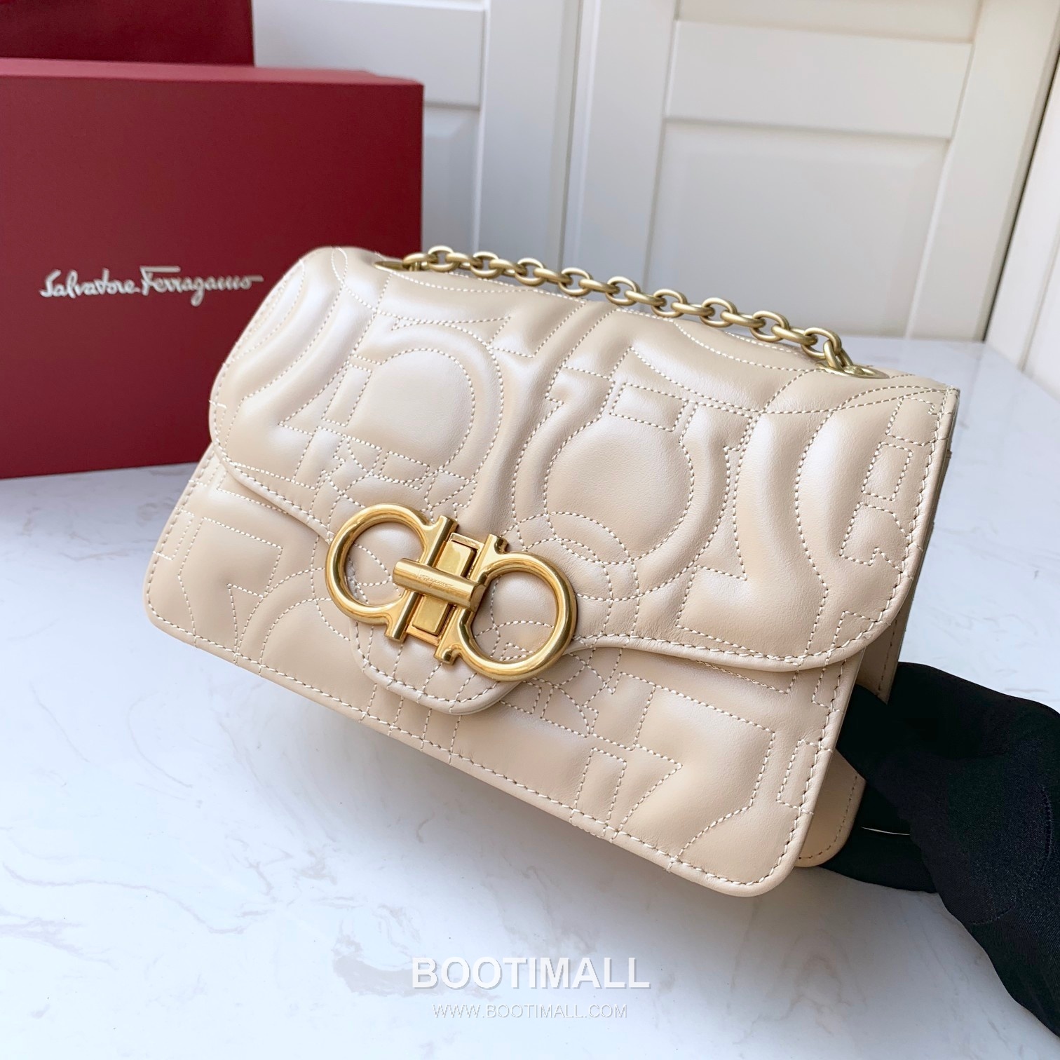 Salvatore Ferragamo Gancini Quilted Calfskin Flap Shoulder Bag with Chain Strap 살바토레페라가모 간치니 퀼팅 카프스킨 플랩 체인 숄더백 21H168 25cm 2