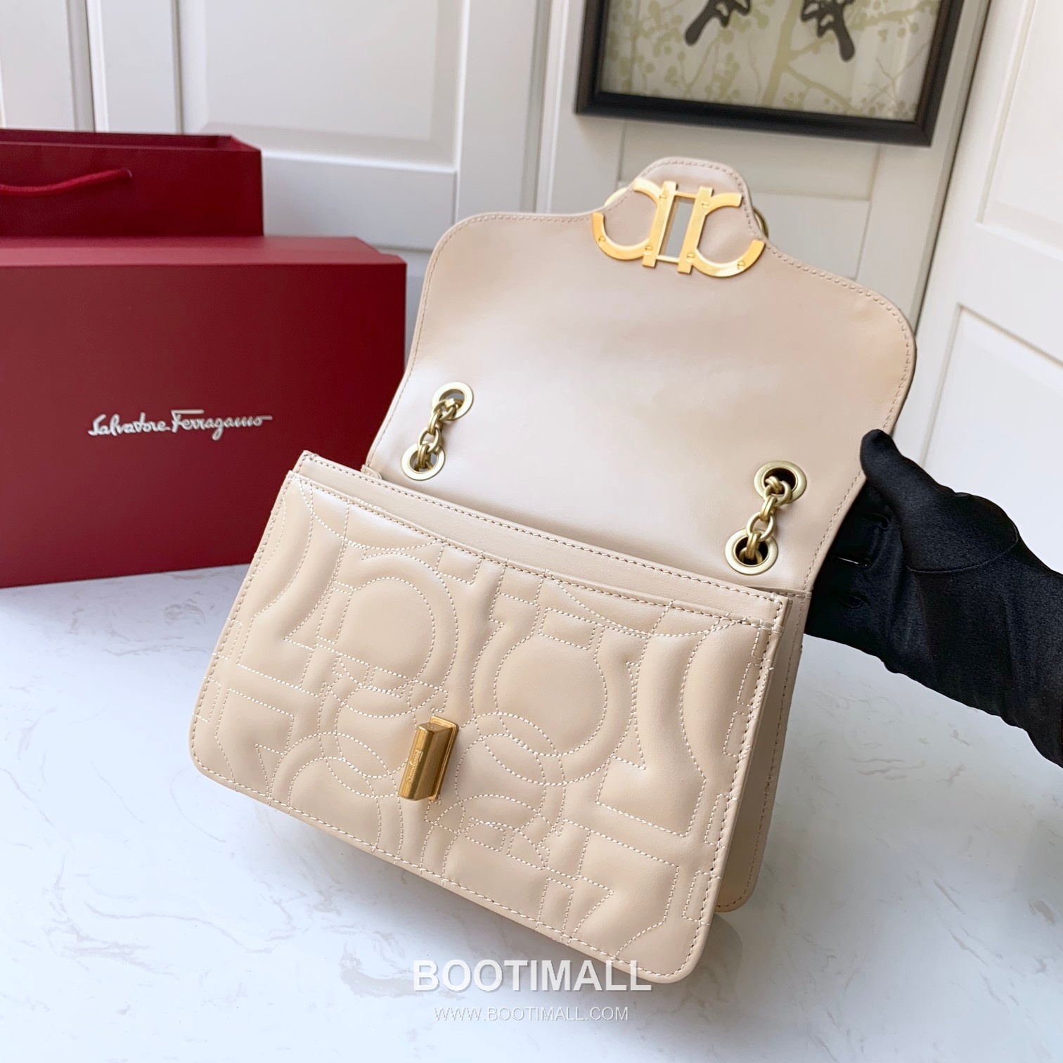 Salvatore Ferragamo Gancini Quilted Calfskin Flap Shoulder Bag with Chain Strap 살바토레페라가모 간치니 퀼팅 카프스킨 플랩 체인 숄더백 21H168 25cm 4