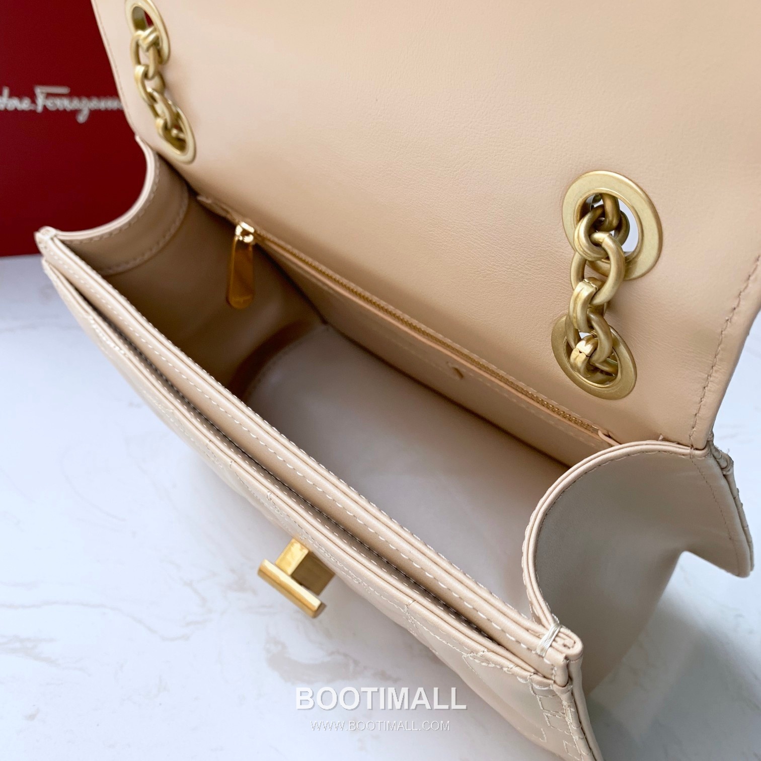 Salvatore Ferragamo Gancini Quilted Calfskin Flap Shoulder Bag with Chain Strap 살바토레페라가모 간치니 퀼팅 카프스킨 플랩 체인 숄더백 21H168 25cm 5