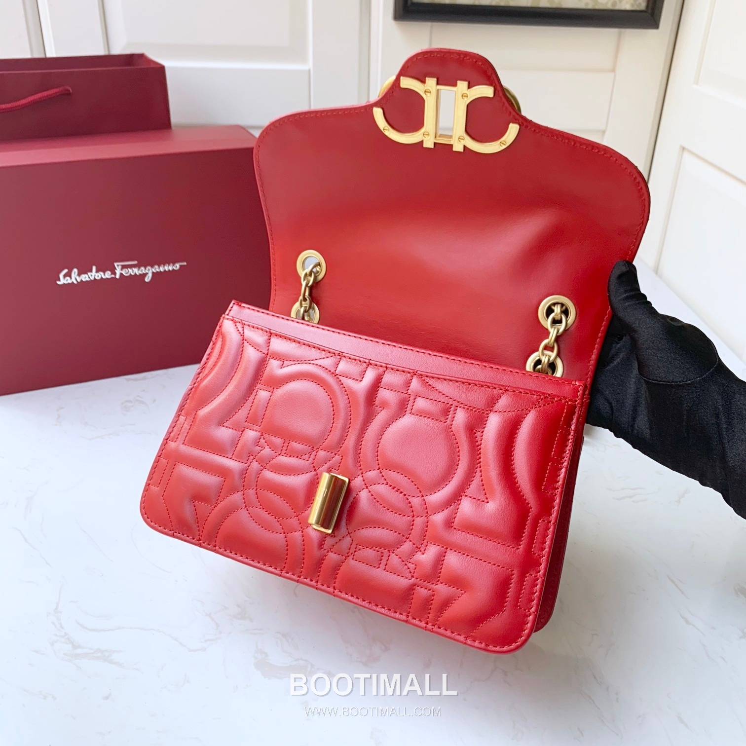 Salvatore Ferragamo Gancini Quilted Calfskin Flap Shoulder Bag with Chain Strap 살바토레페라가모 간치니 퀼팅 카프스킨 플랩 체인 숄더백 21H168 25cm 4