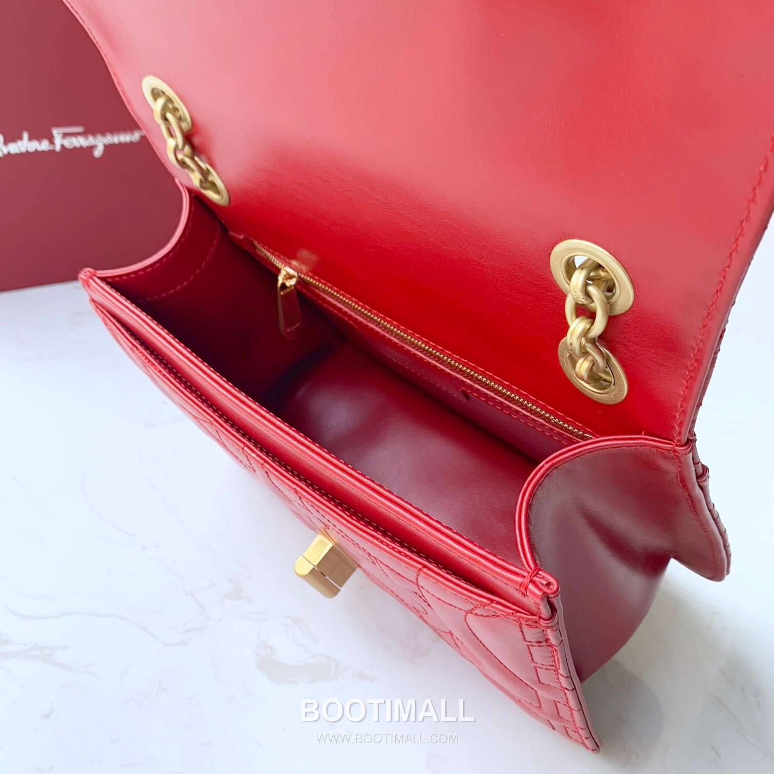 Salvatore Ferragamo Gancini Quilted Calfskin Flap Shoulder Bag with Chain Strap 살바토레페라가모 간치니 퀼팅 카프스킨 플랩 체인 숄더백 21H168 25cm 5