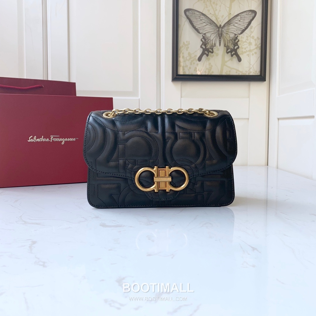 Salvatore Ferragamo Gancini Quilted Calfskin Flap Shoulder Bag with Chain Strap 살바토레페라가모 간치니 퀼팅 카프스킨 플랩 체인 숄더백 21H168 25cm 1