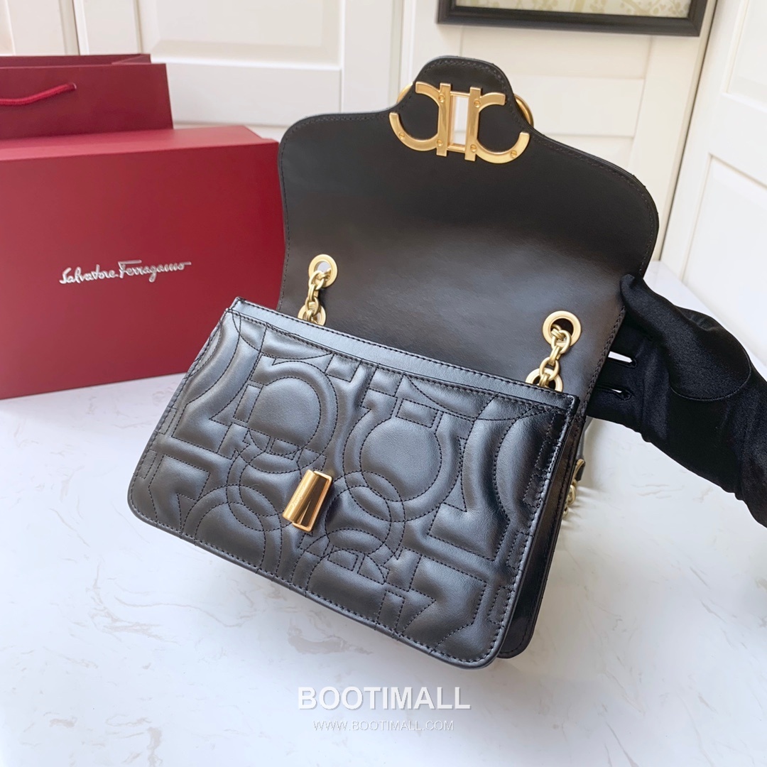 Salvatore Ferragamo Gancini Quilted Calfskin Flap Shoulder Bag with Chain Strap 살바토레페라가모 간치니 퀼팅 카프스킨 플랩 체인 숄더백 21H168 25cm 3