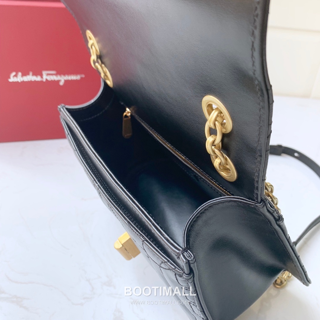 Salvatore Ferragamo Gancini Quilted Calfskin Flap Shoulder Bag with Chain Strap 살바토레페라가모 간치니 퀼팅 카프스킨 플랩 체인 숄더백 21H168 25cm 4