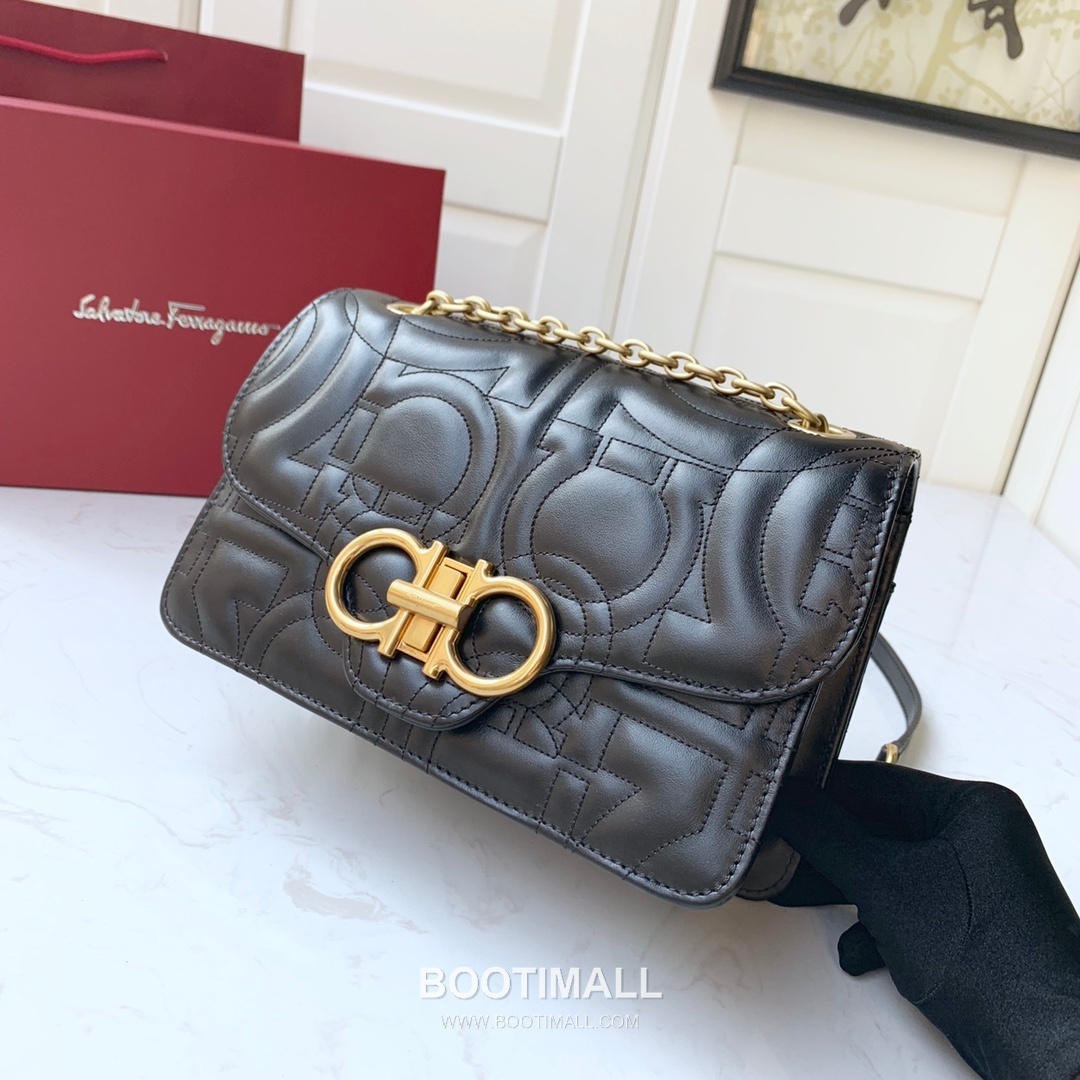 Salvatore Ferragamo Gancini Quilted Calfskin Flap Shoulder Bag with Chain Strap 살바토레페라가모 간치니 퀼팅 카프스킨 플랩 체인 숄더백 21H168 25cm 8