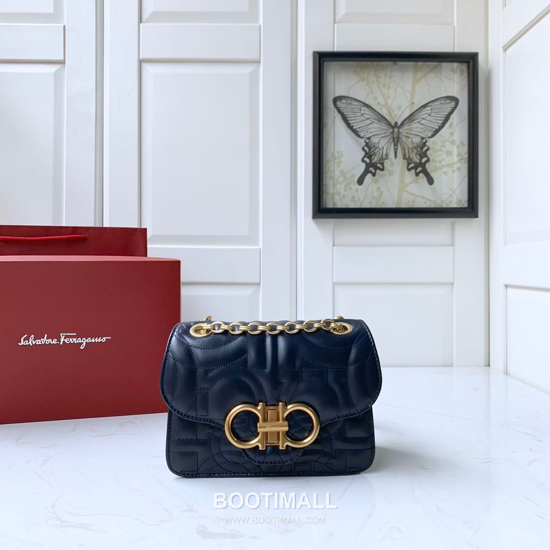 Salvatore Ferragamo Gancini Quilted Calfskin Flap Shoulder Bag with Chain Strap 살바토레페라가모 간치니 퀼팅 카프스킨 플랩 체인 숄더백 21H153 20cm 1