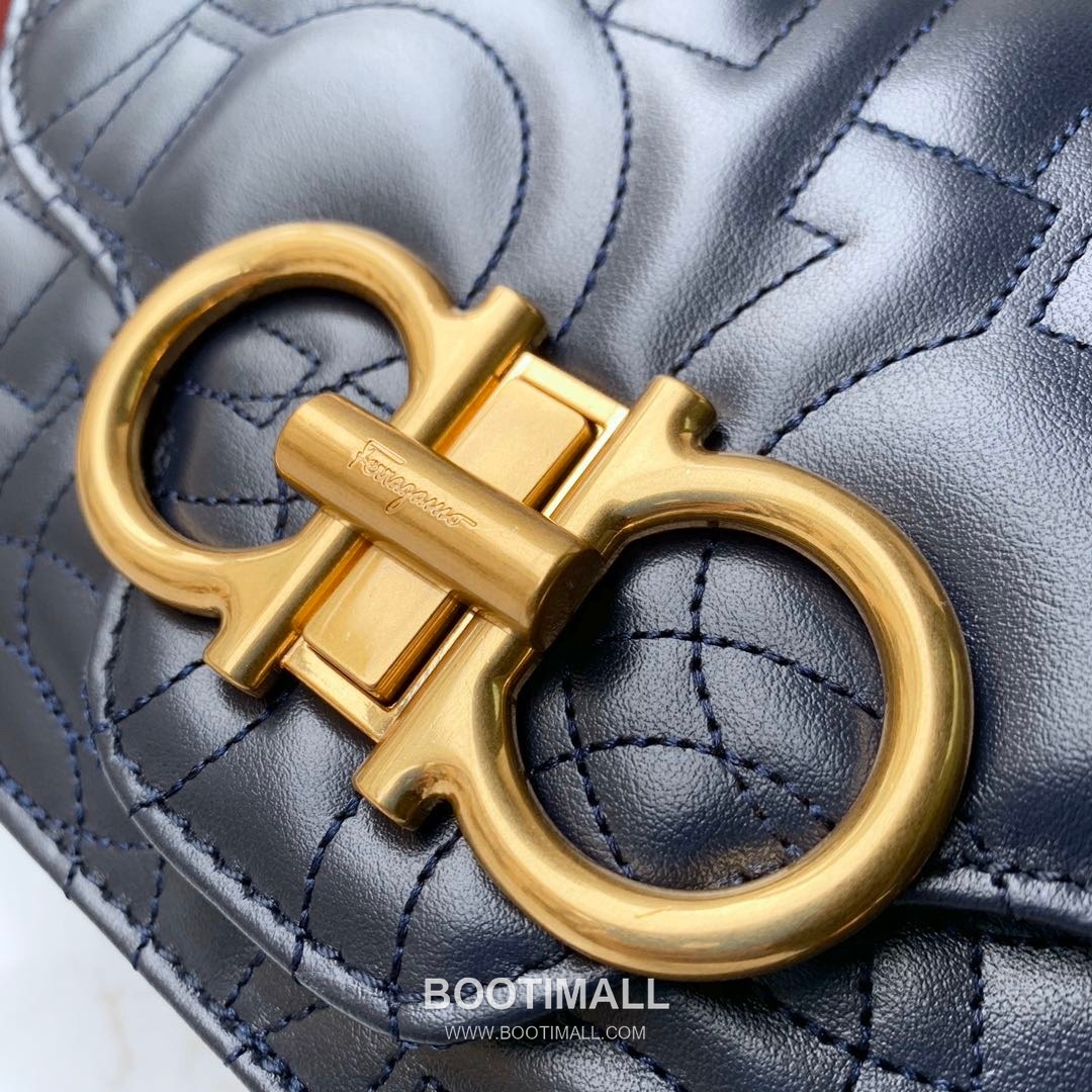 Salvatore Ferragamo Gancini Quilted Calfskin Flap Shoulder Bag with Chain Strap 살바토레페라가모 간치니 퀼팅 카프스킨 플랩 체인 숄더백 21H153 20cm 2