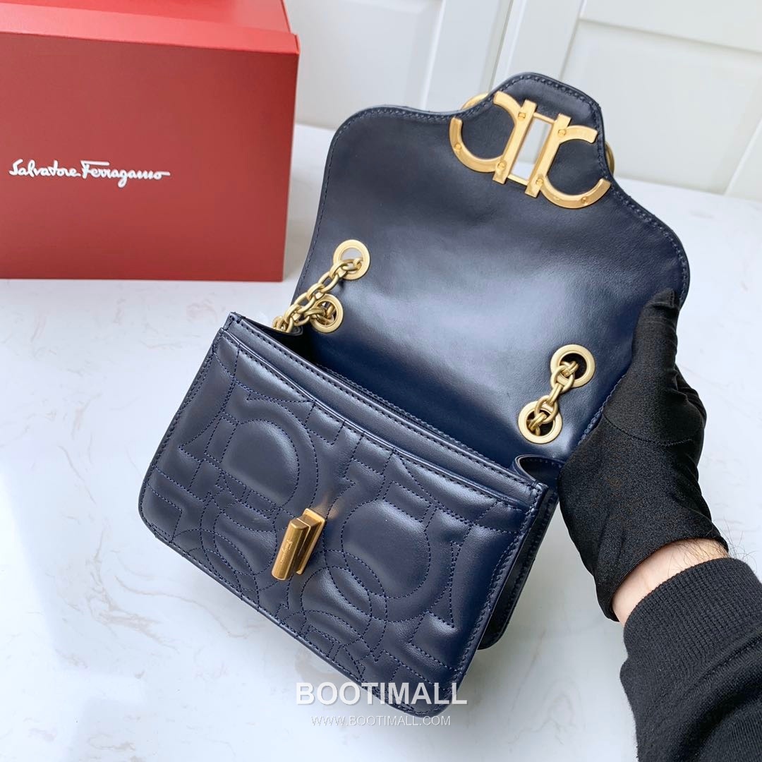 Salvatore Ferragamo Gancini Quilted Calfskin Flap Shoulder Bag with Chain Strap 살바토레페라가모 간치니 퀼팅 카프스킨 플랩 체인 숄더백 21H153 20cm 3
