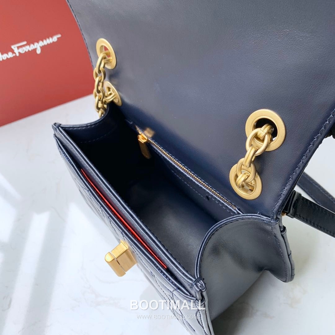 Salvatore Ferragamo Gancini Quilted Calfskin Flap Shoulder Bag with Chain Strap 살바토레페라가모 간치니 퀼팅 카프스킨 플랩 체인 숄더백 21H153 20cm 4