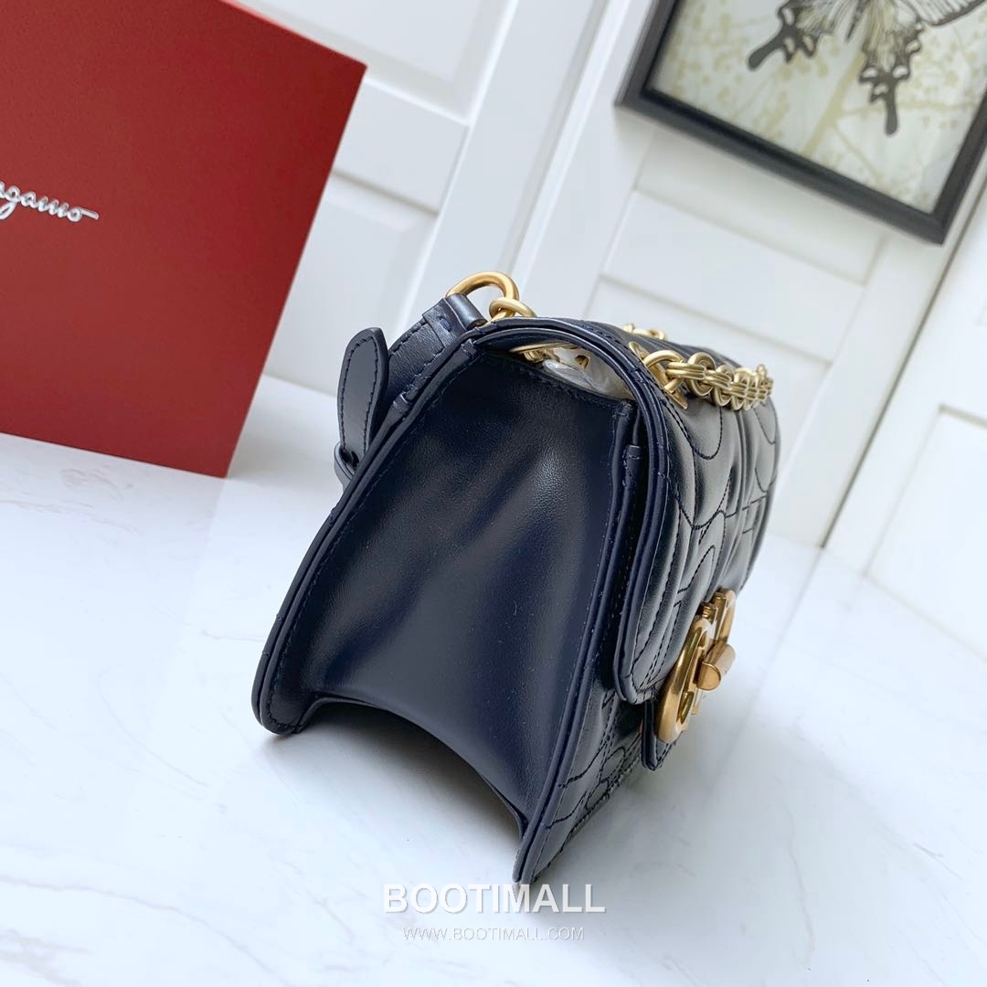 Salvatore Ferragamo Gancini Quilted Calfskin Flap Shoulder Bag with Chain Strap 살바토레페라가모 간치니 퀼팅 카프스킨 플랩 체인 숄더백 21H153 20cm 5