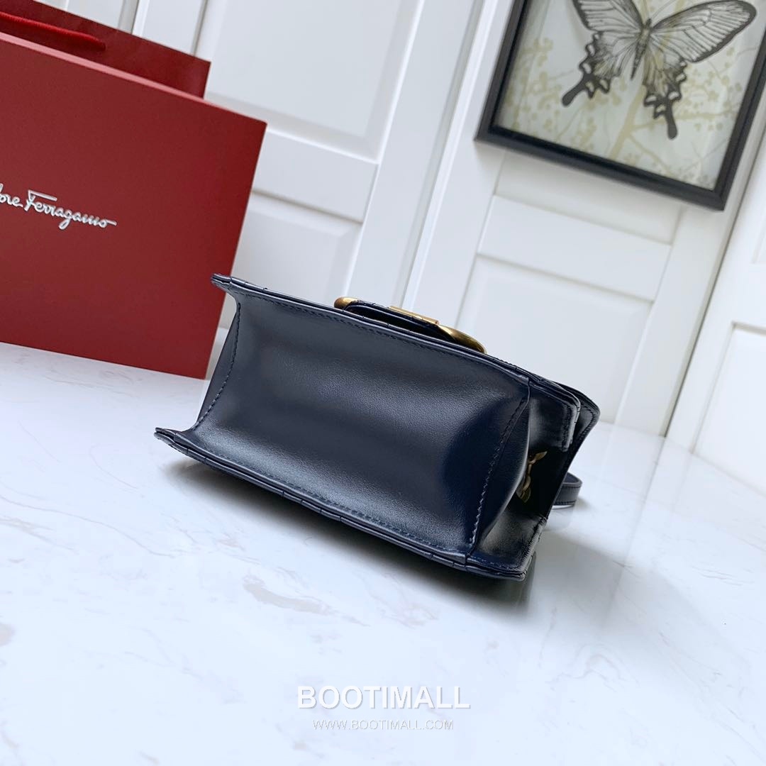 Salvatore Ferragamo Gancini Quilted Calfskin Flap Shoulder Bag with Chain Strap 살바토레페라가모 간치니 퀼팅 카프스킨 플랩 체인 숄더백 21H153 20cm 6