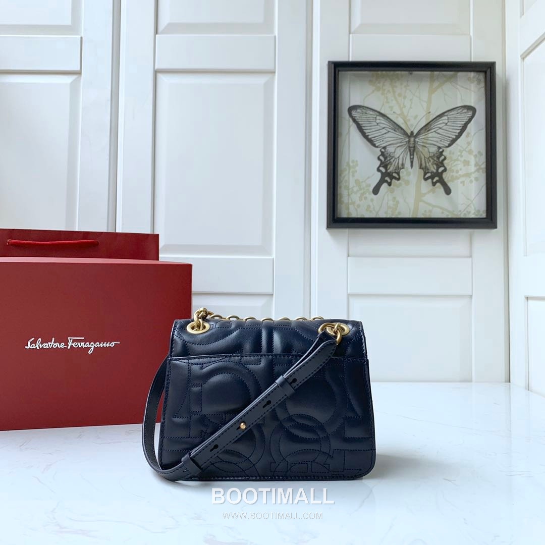 Salvatore Ferragamo Gancini Quilted Calfskin Flap Shoulder Bag with Chain Strap 살바토레페라가모 간치니 퀼팅 카프스킨 플랩 체인 숄더백 21H153 20cm 7