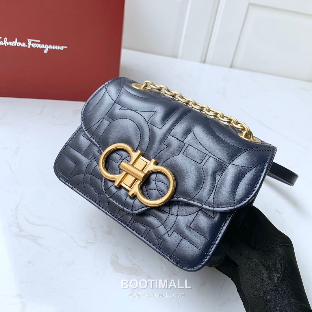 Salvatore Ferragamo Gancini Quilted Calfskin Flap Shoulder Bag with Chain Strap 살바토레페라가모 간치니 퀼팅 카프스킨 플랩 체인 숄더백 21H153 20cm 8
