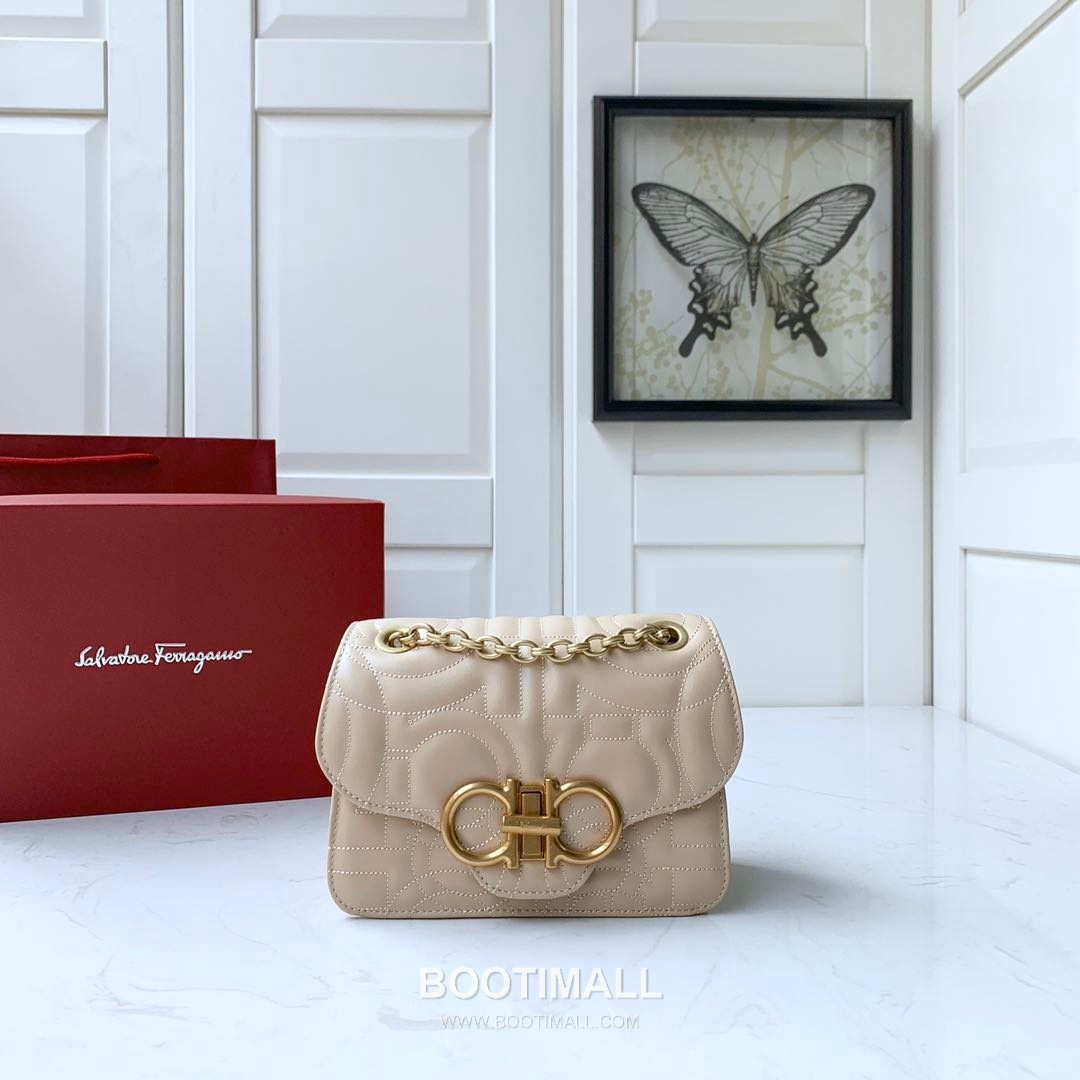 Salvatore Ferragamo Gancini Quilted Calfskin Flap Shoulder Bag with Chain Strap 살바토레페라가모 간치니 퀼팅 카프스킨 플랩 체인 숄더백 21H153 20cm 1