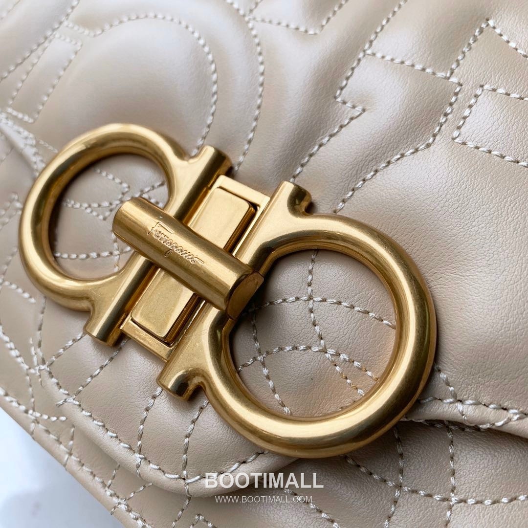 Salvatore Ferragamo Gancini Quilted Calfskin Flap Shoulder Bag with Chain Strap 살바토레페라가모 간치니 퀼팅 카프스킨 플랩 체인 숄더백 21H153 20cm 2