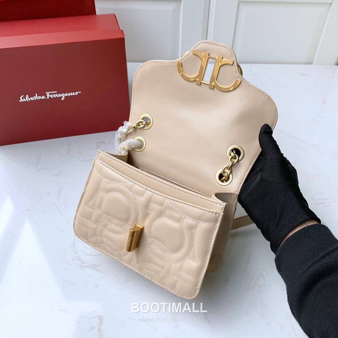 Salvatore Ferragamo Gancini Quilted Calfskin Flap Shoulder Bag with Chain Strap 살바토레페라가모 간치니 퀼팅 카프스킨 플랩 체인 숄더백 21H153 20cm 3