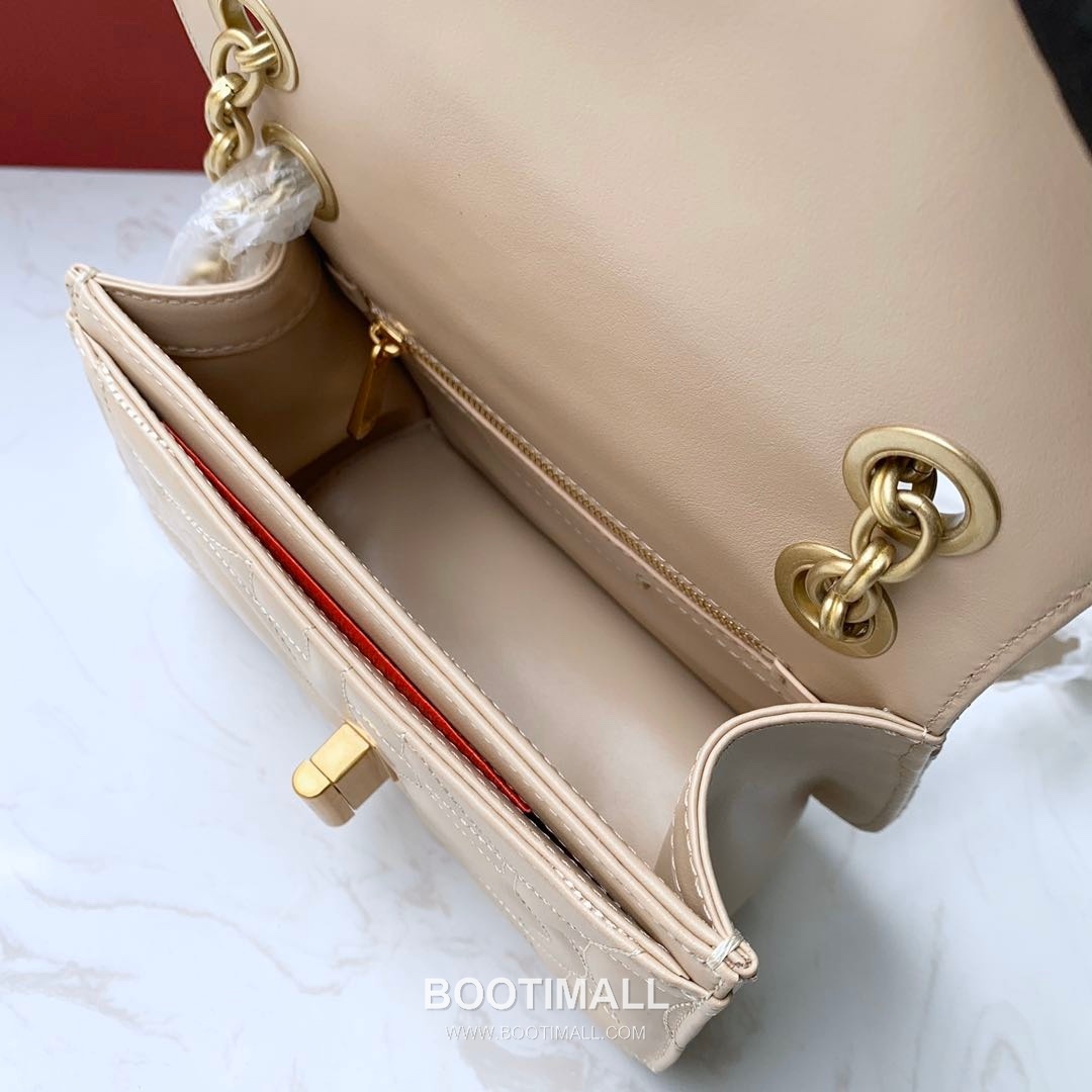 Salvatore Ferragamo Gancini Quilted Calfskin Flap Shoulder Bag with Chain Strap 살바토레페라가모 간치니 퀼팅 카프스킨 플랩 체인 숄더백 21H153 20cm 4