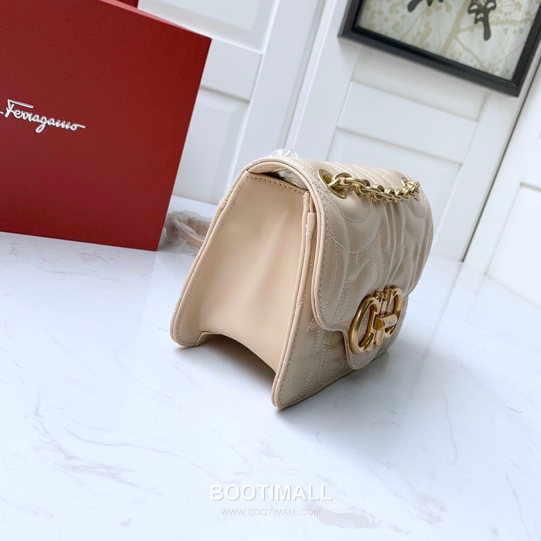 Salvatore Ferragamo Gancini Quilted Calfskin Flap Shoulder Bag with Chain Strap 살바토레페라가모 간치니 퀼팅 카프스킨 플랩 체인 숄더백 21H153 20cm 5