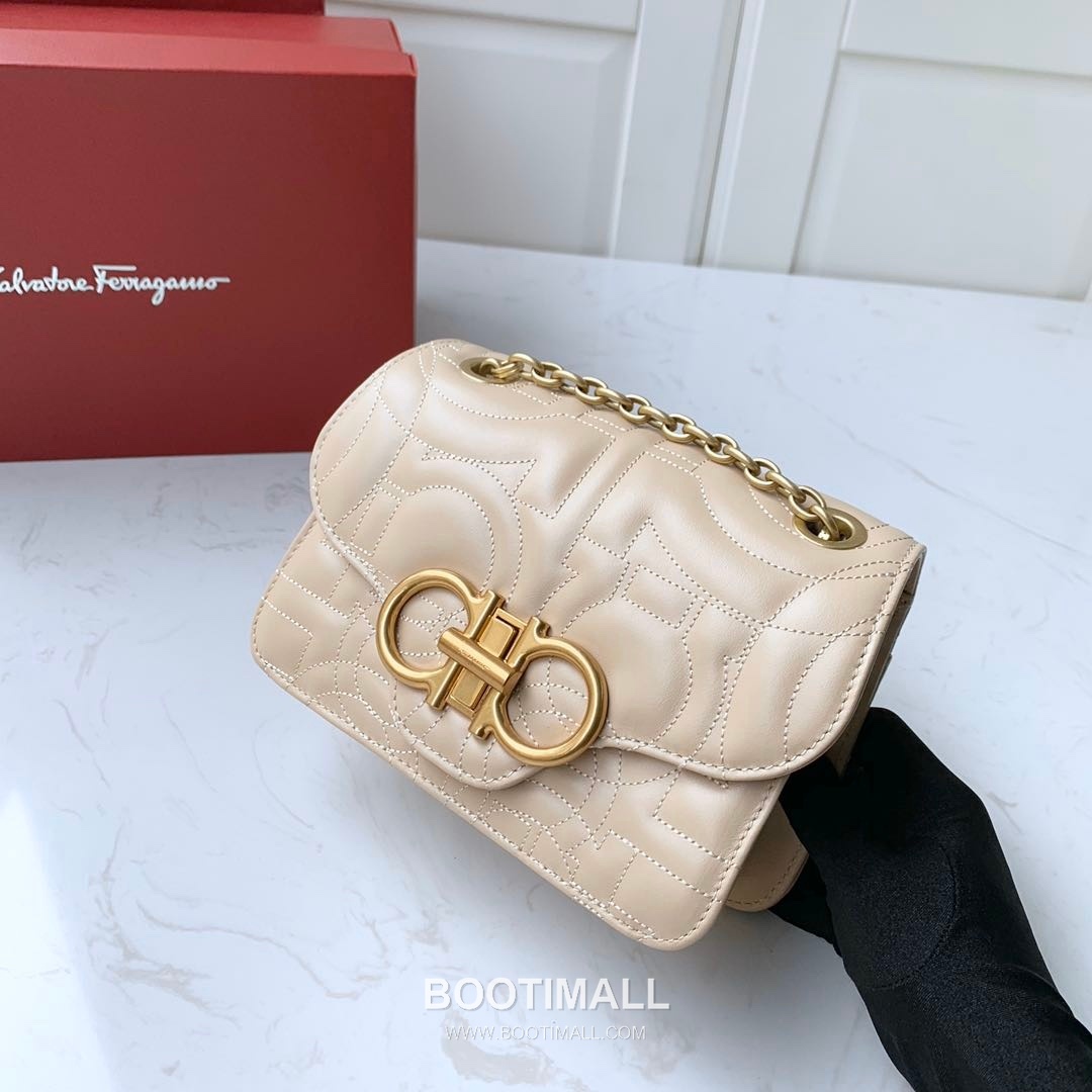 Salvatore Ferragamo Gancini Quilted Calfskin Flap Shoulder Bag with Chain Strap 살바토레페라가모 간치니 퀼팅 카프스킨 플랩 체인 숄더백 21H153 20cm 8