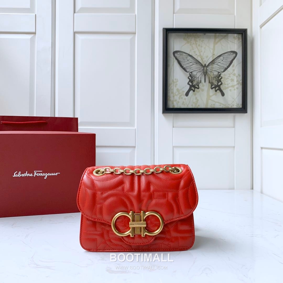 Salvatore Ferragamo Gancini Quilted Calfskin Flap Shoulder Bag with Chain Strap 살바토레페라가모 간치니 퀼팅 카프스킨 플랩 체인 숄더백 21H153 20cm 1