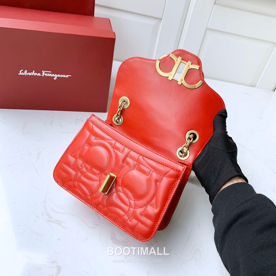 Salvatore Ferragamo Gancini Quilted Calfskin Flap Shoulder Bag with Chain Strap 살바토레페라가모 간치니 퀼팅 카프스킨 플랩 체인 숄더백 21H153 20cm 3