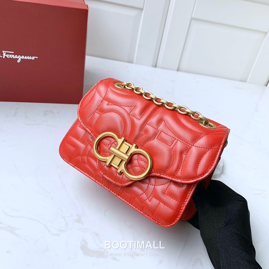 Salvatore Ferragamo Gancini Quilted Calfskin Flap Shoulder Bag with Chain Strap 살바토레페라가모 간치니 퀼팅 카프스킨 플랩 체인 숄더백 21H153 20cm 8