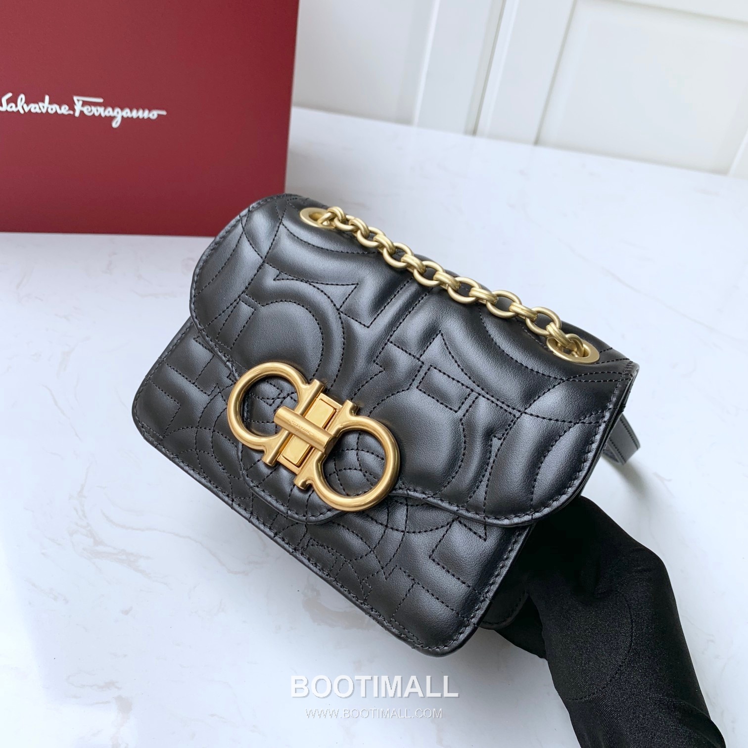 Salvatore Ferragamo Gancini Quilted Calfskin Flap Shoulder Bag with Chain Strap 살바토레페라가모 간치니 퀼팅 카프스킨 플랩 체인 숄더백 21H153 20cm 4