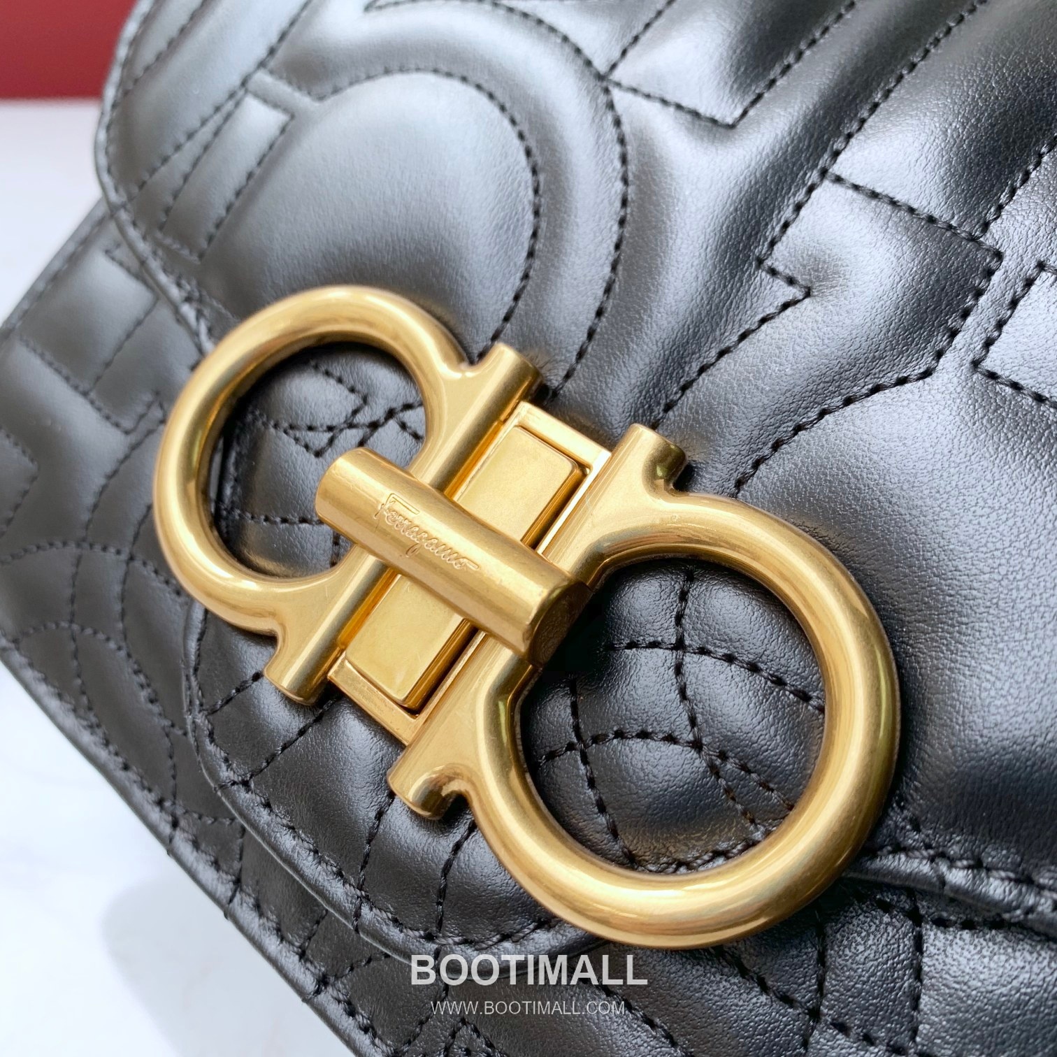 Salvatore Ferragamo Gancini Quilted Calfskin Flap Shoulder Bag with Chain Strap 살바토레페라가모 간치니 퀼팅 카프스킨 플랩 체인 숄더백 21H153 20cm 5