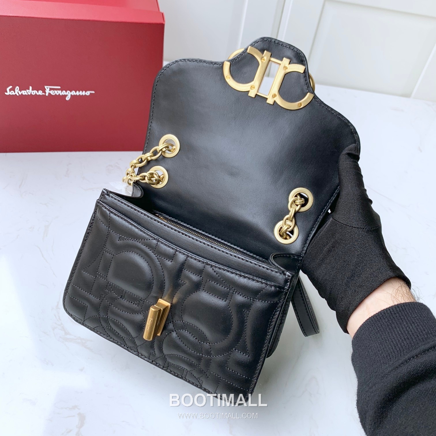 Salvatore Ferragamo Gancini Quilted Calfskin Flap Shoulder Bag with Chain Strap 살바토레페라가모 간치니 퀼팅 카프스킨 플랩 체인 숄더백 21H153 20cm 6