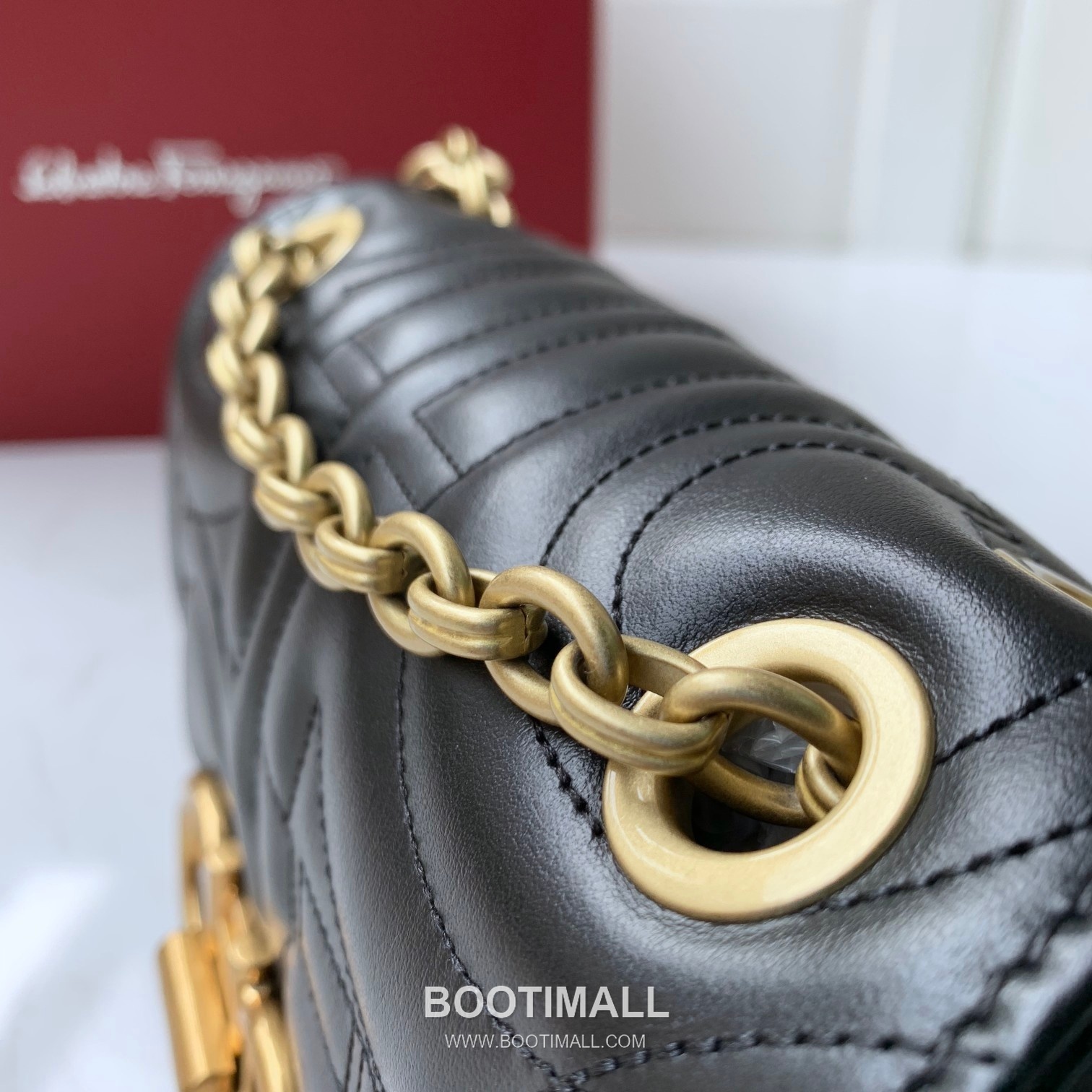 Salvatore Ferragamo Gancini Quilted Calfskin Flap Shoulder Bag with Chain Strap 살바토레페라가모 간치니 퀼팅 카프스킨 플랩 체인 숄더백 21H153 20cm 7