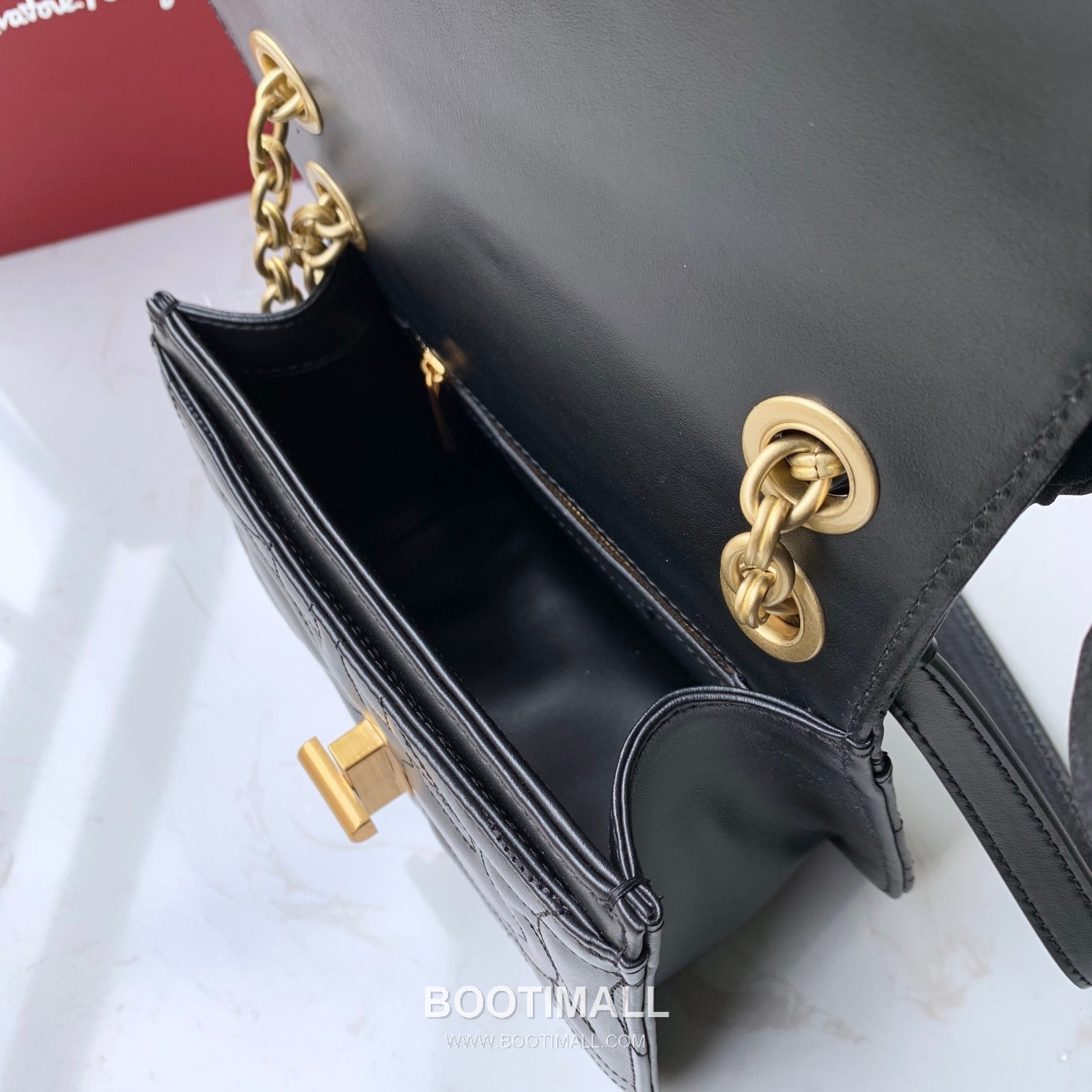 Salvatore Ferragamo Gancini Quilted Calfskin Flap Shoulder Bag with Chain Strap 살바토레페라가모 간치니 퀼팅 카프스킨 플랩 체인 숄더백 21H153 20cm 8