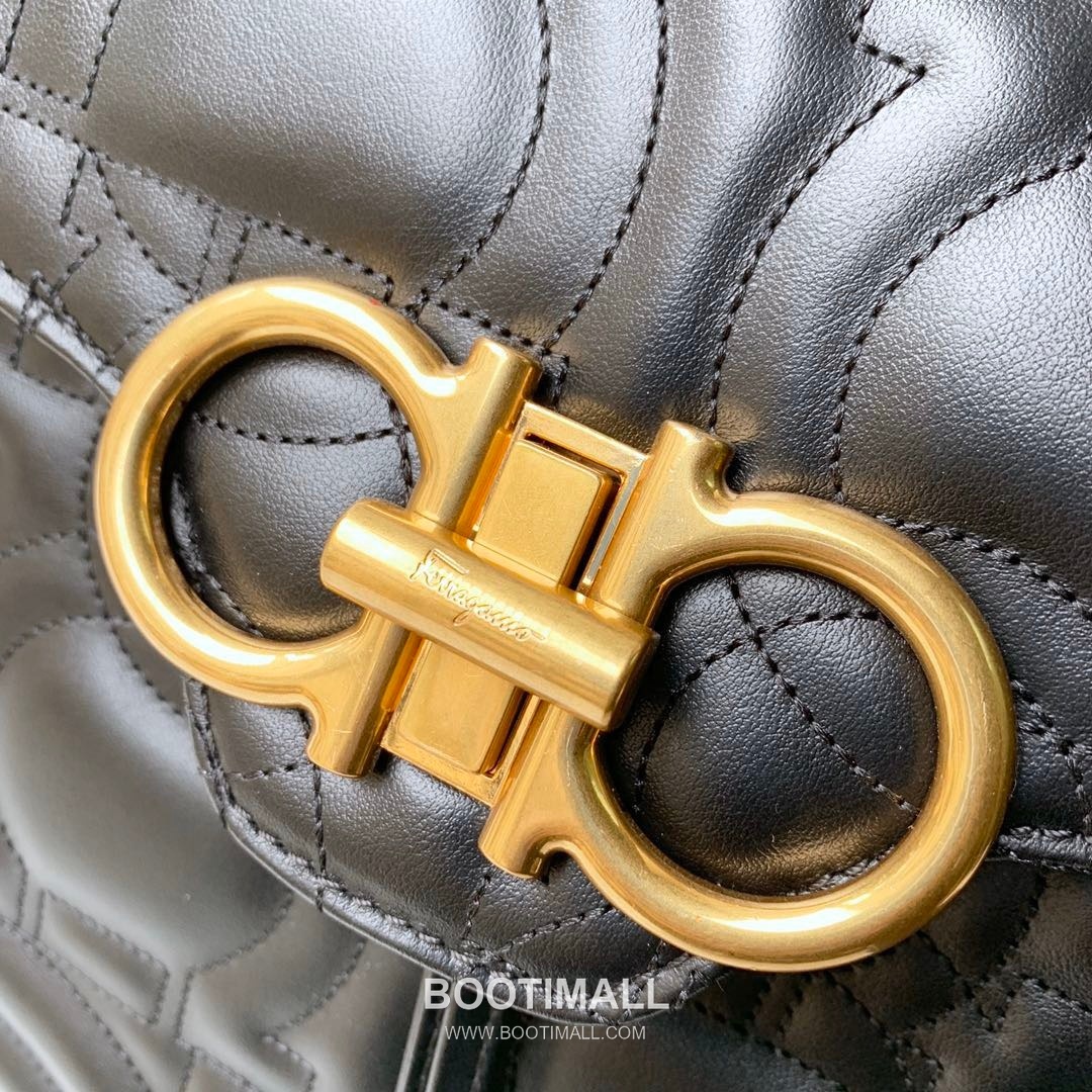 Salvatore Ferragamo Gancini Quilted Calfskin Flap Drawstring Backpack with Logo Detail 살바토레페라가모 간치니 퀼팅 카프스킨 플랩 드로스트링 백팩 21H158 25.5cm 10