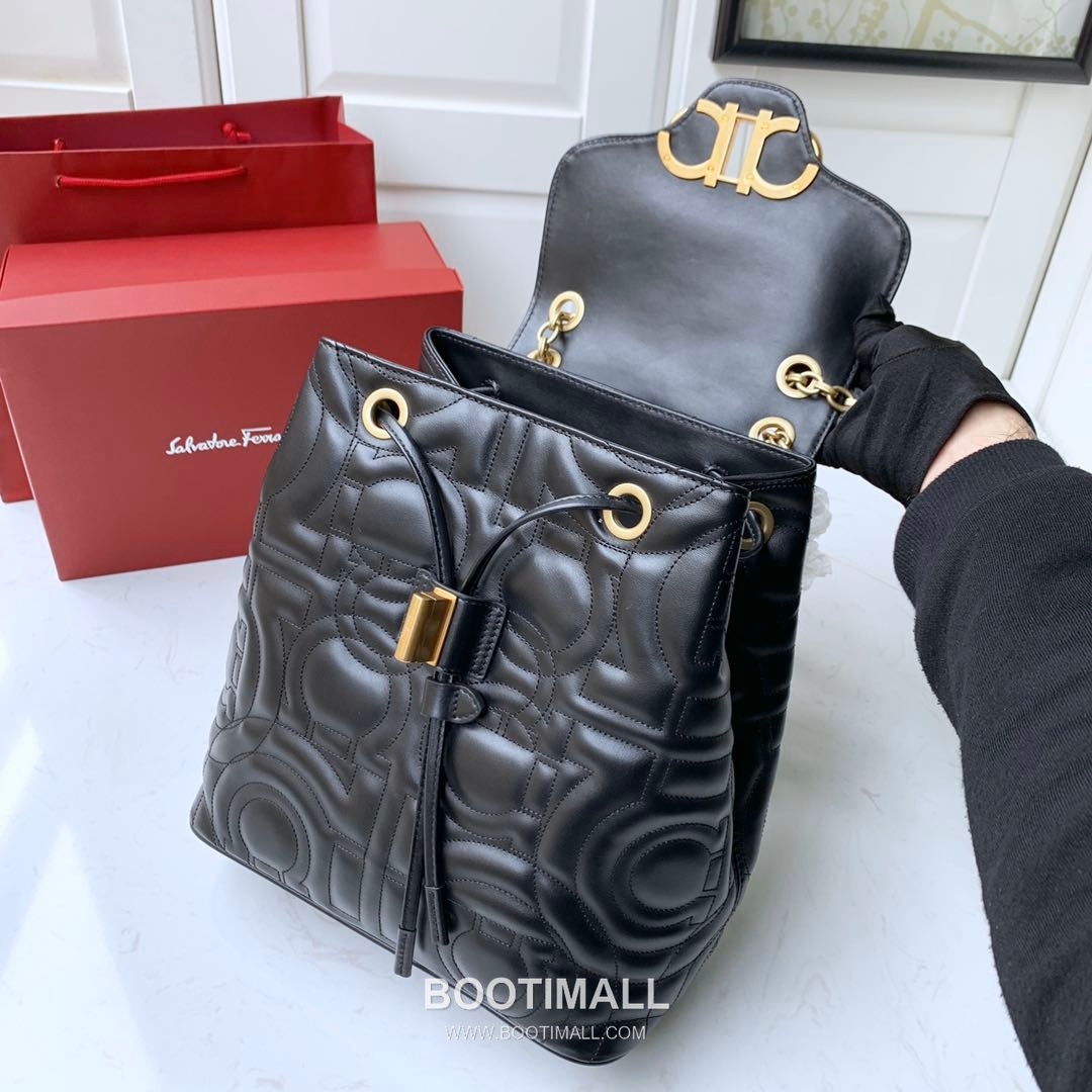 Salvatore Ferragamo Gancini Quilted Calfskin Flap Drawstring Backpack with Logo Detail 살바토레페라가모 간치니 퀼팅 카프스킨 플랩 드로스트링 백팩 21H158 25.5cm 11