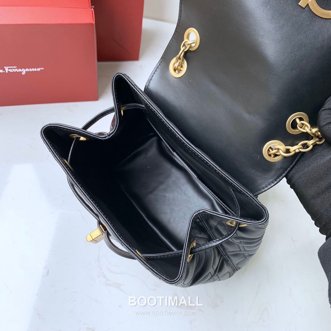 Salvatore Ferragamo Gancini Quilted Calfskin Flap Drawstring Backpack with Logo Detail 살바토레페라가모 간치니 퀼팅 카프스킨 플랩 드로스트링 백팩 21H158 25.5cm 12