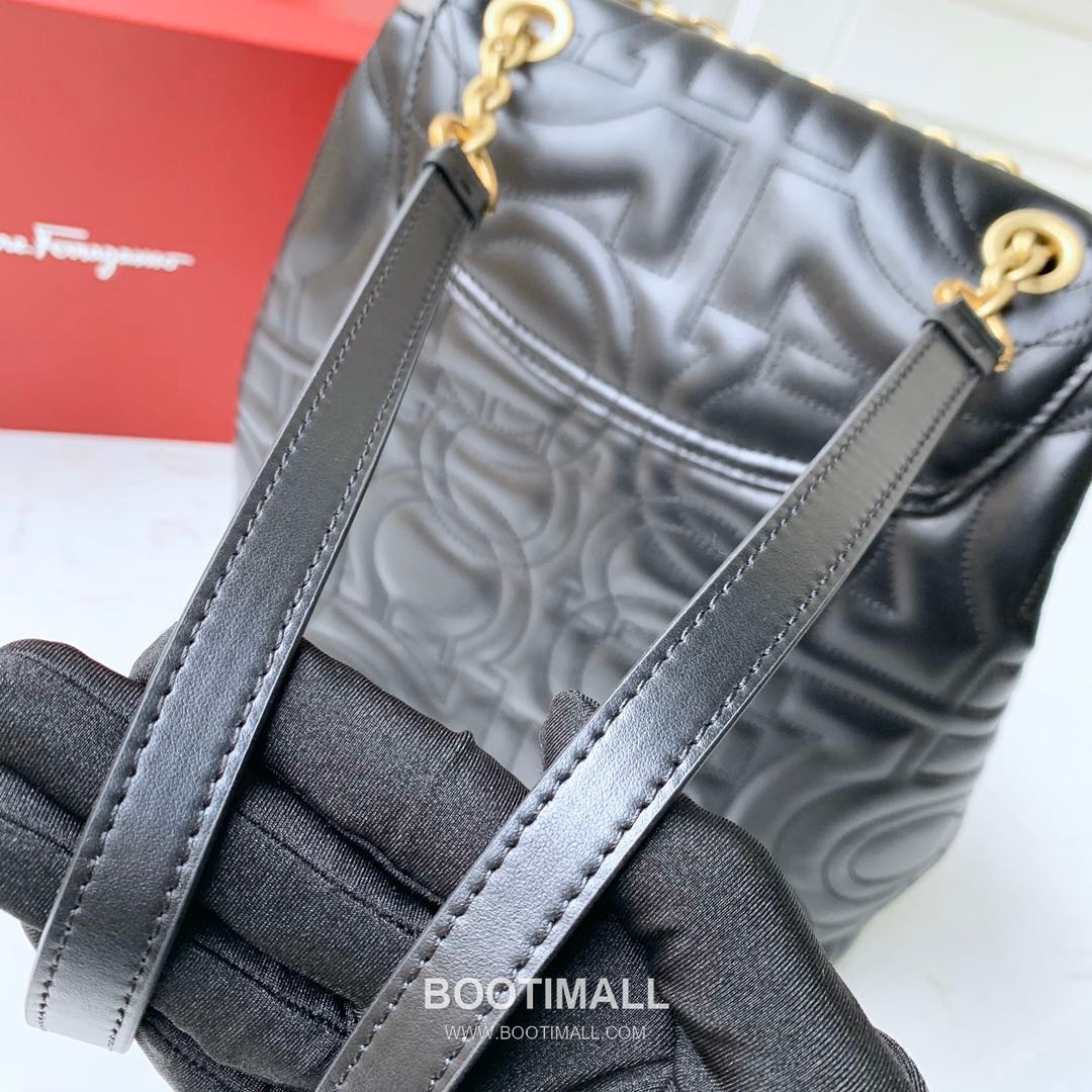 Salvatore Ferragamo Gancini Quilted Calfskin Flap Drawstring Backpack with Logo Detail 살바토레페라가모 간치니 퀼팅 카프스킨 플랩 드로스트링 백팩 21H158 25.5cm 13