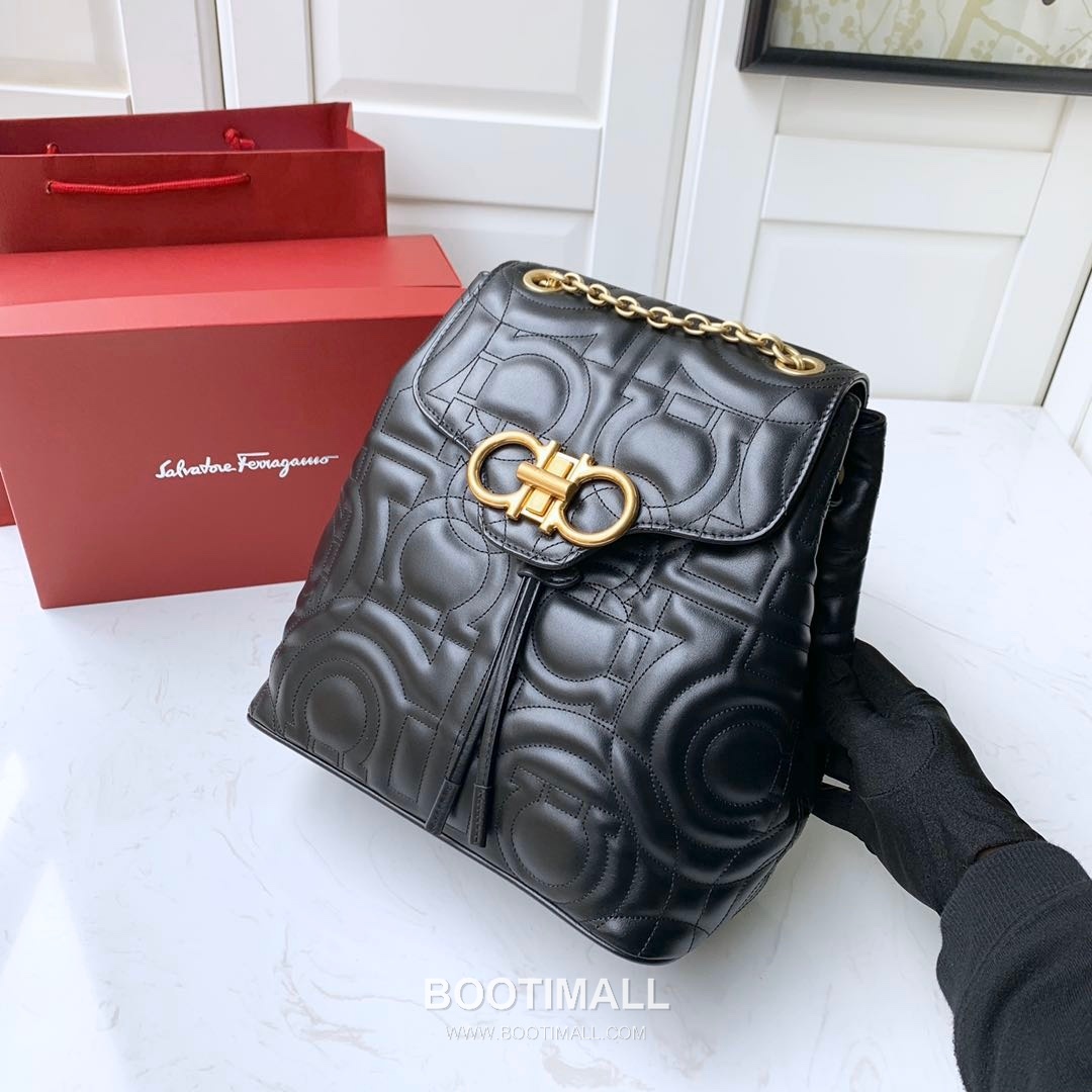 Salvatore Ferragamo Gancini Quilted Calfskin Flap Drawstring Backpack with Logo Detail 살바토레페라가모 간치니 퀼팅 카프스킨 플랩 드로스트링 백팩 21H158 25.5cm 16